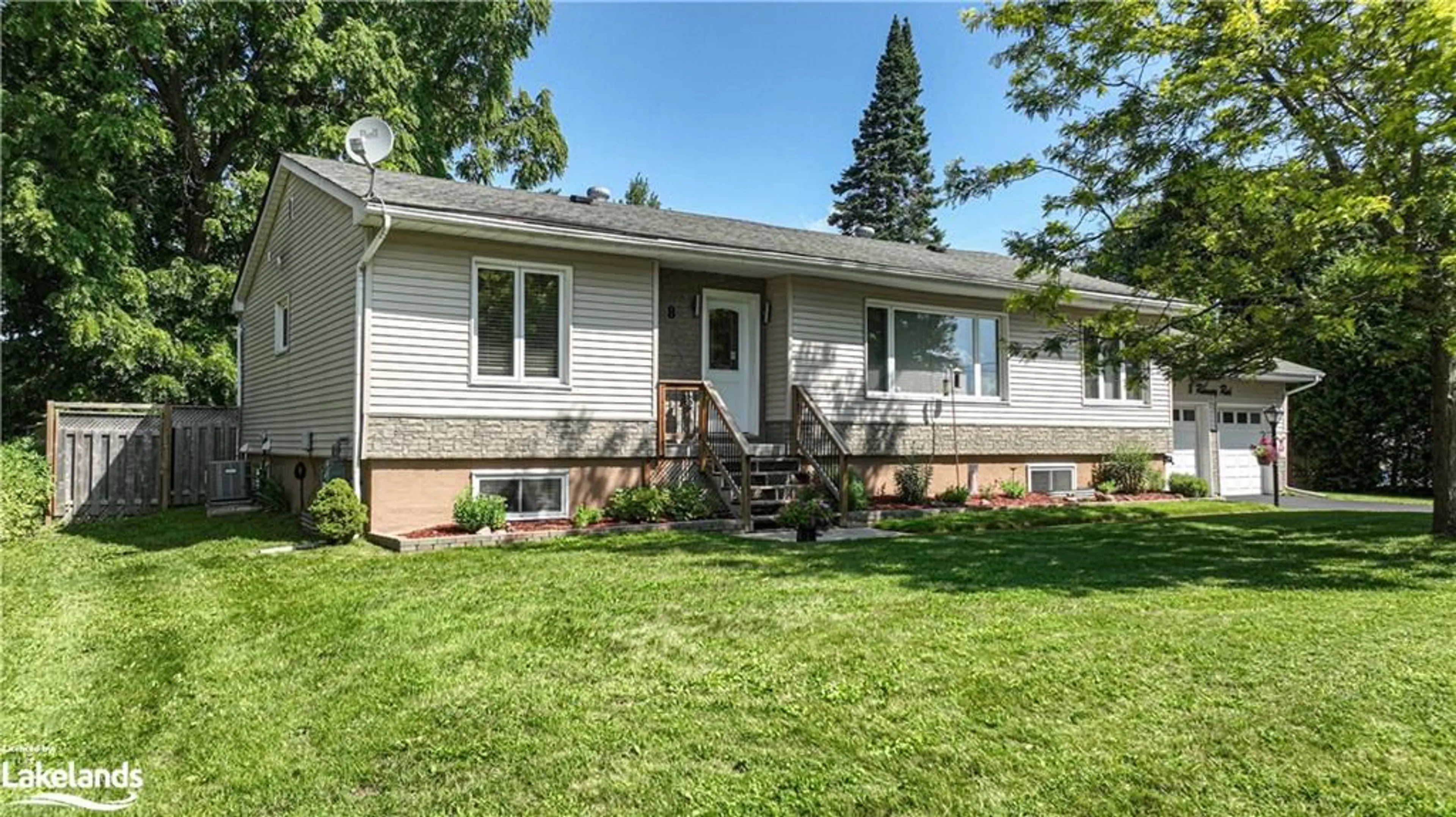Frontside or backside of a home for 8 Rosemary Rd, Orillia Ontario L3V 3P7