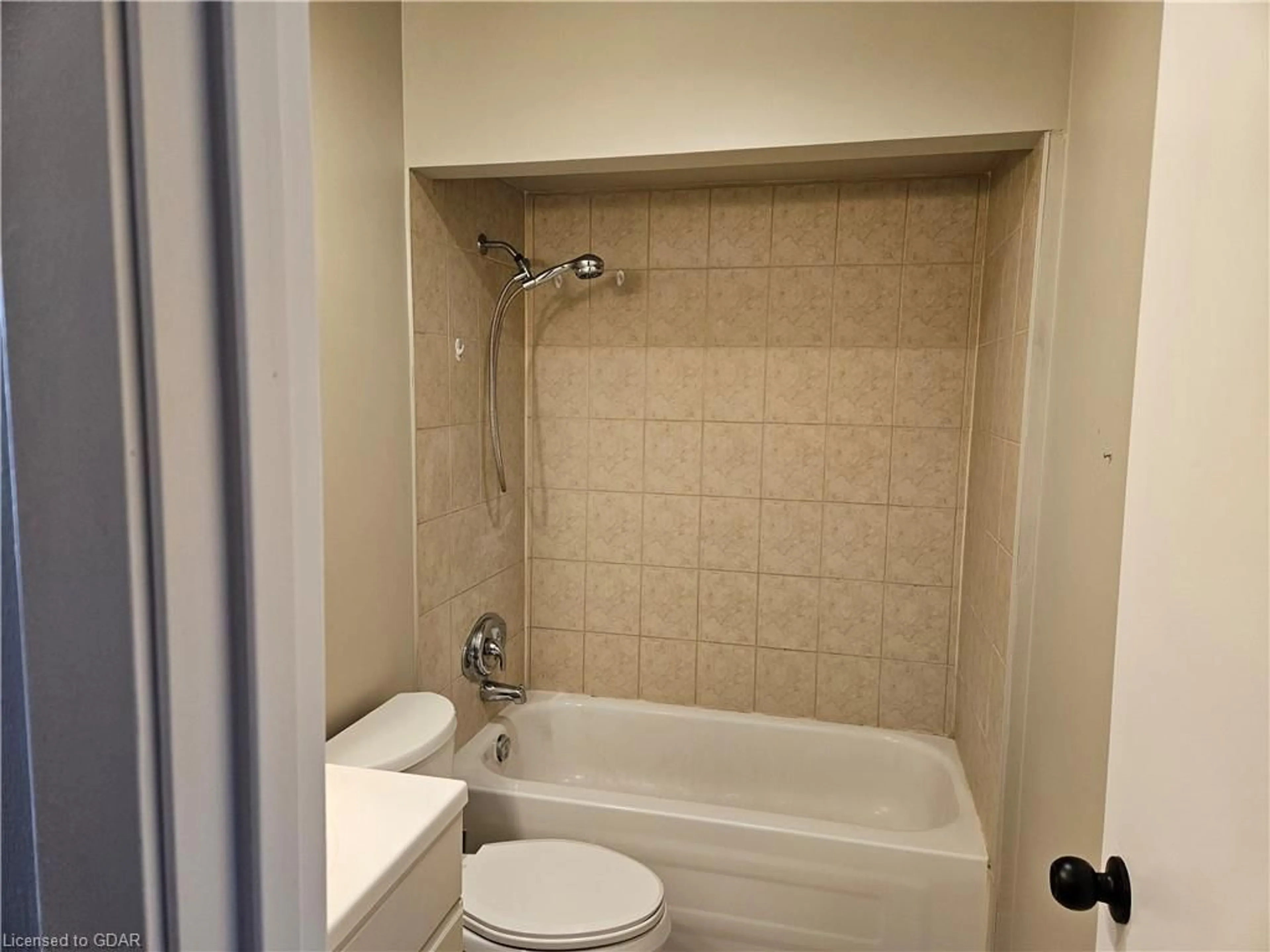 Bathroom for 201 Silvercreek Pky #38, Guelph Ontario N1H 3T4