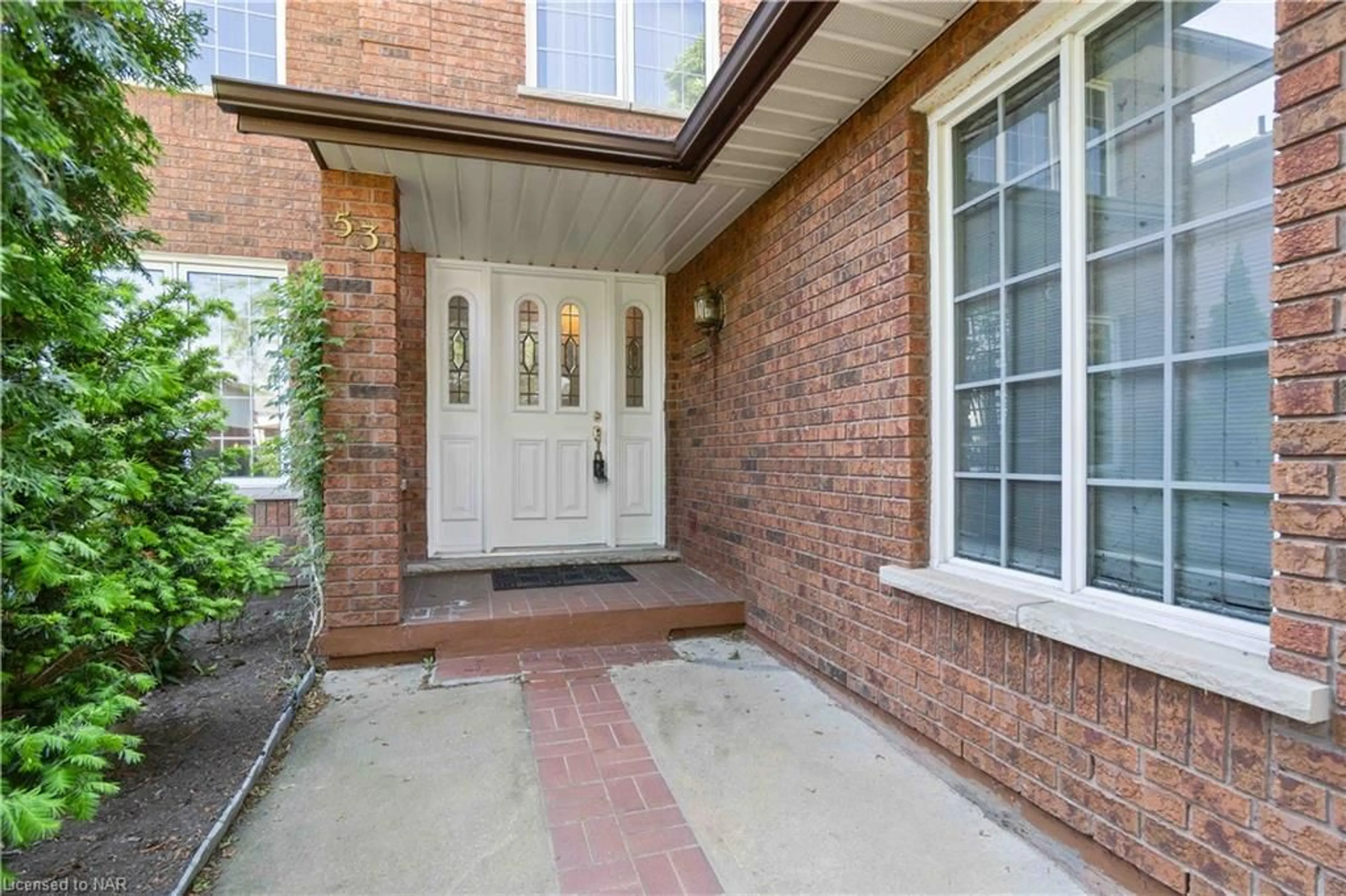 Indoor entryway for 53 Chancery Cir, St. Catharines Ontario L2M 7R3