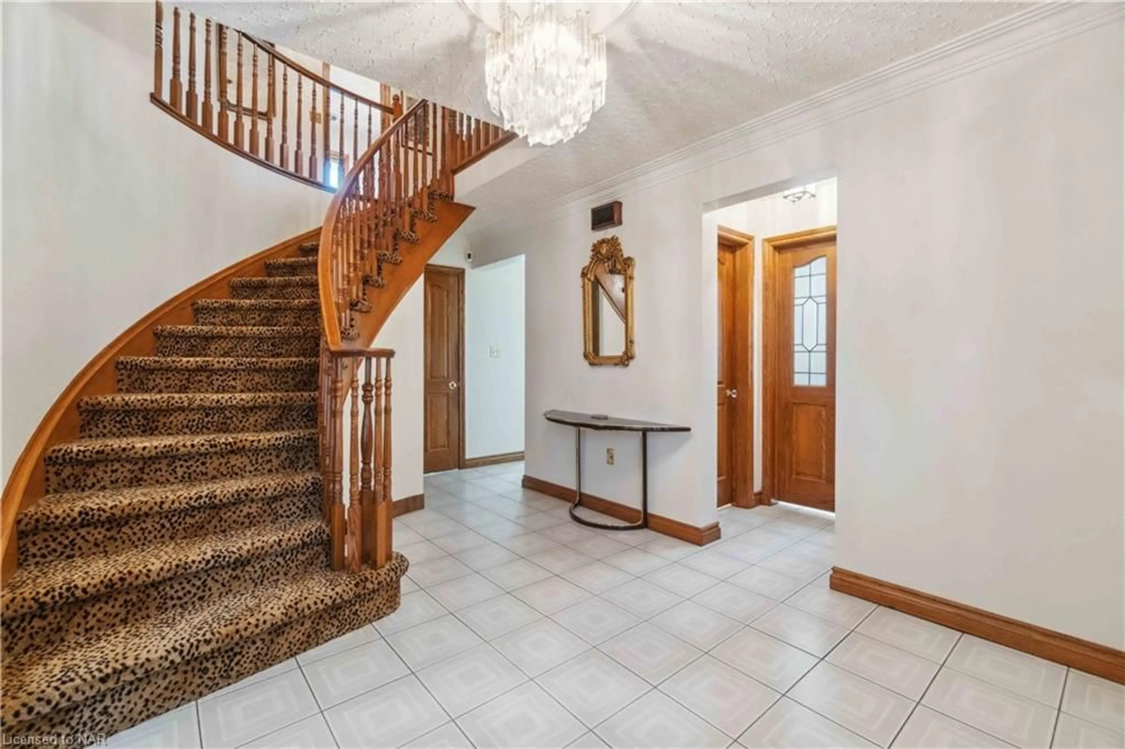 Indoor foyer, wood floors for 53 Chancery Cir, St. Catharines Ontario L2M 7R3