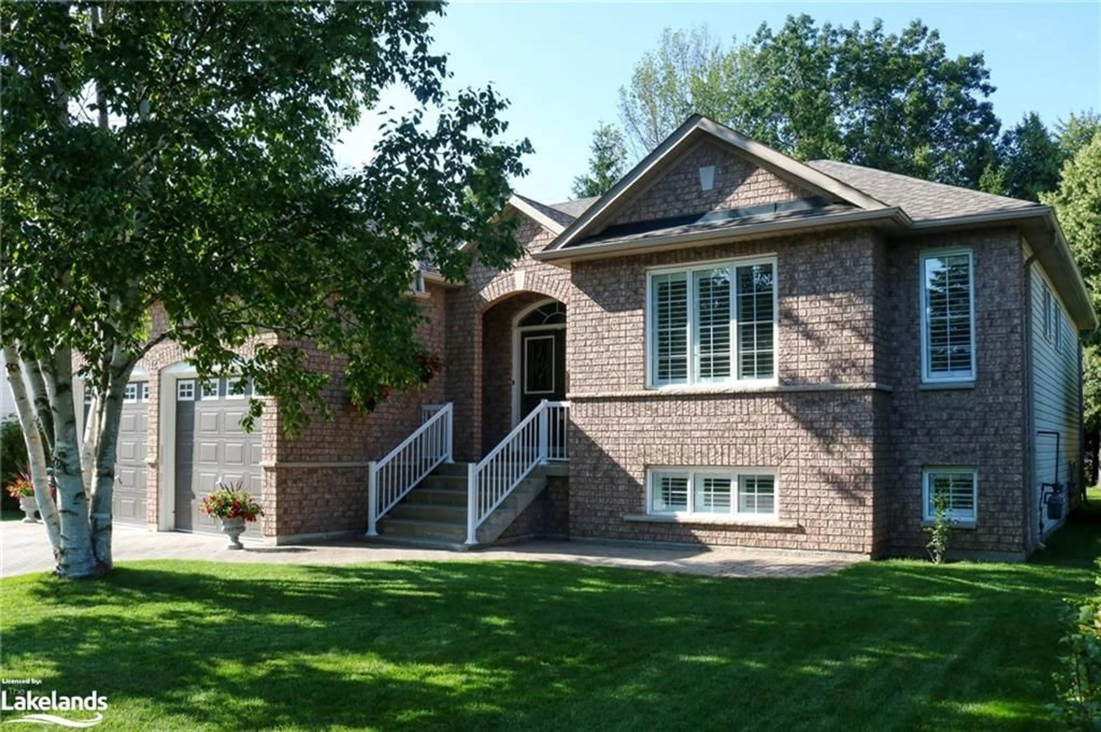 Home with brick exterior material for 12 Bay Crt, Wasaga Beach Ontario L9Z 1P7