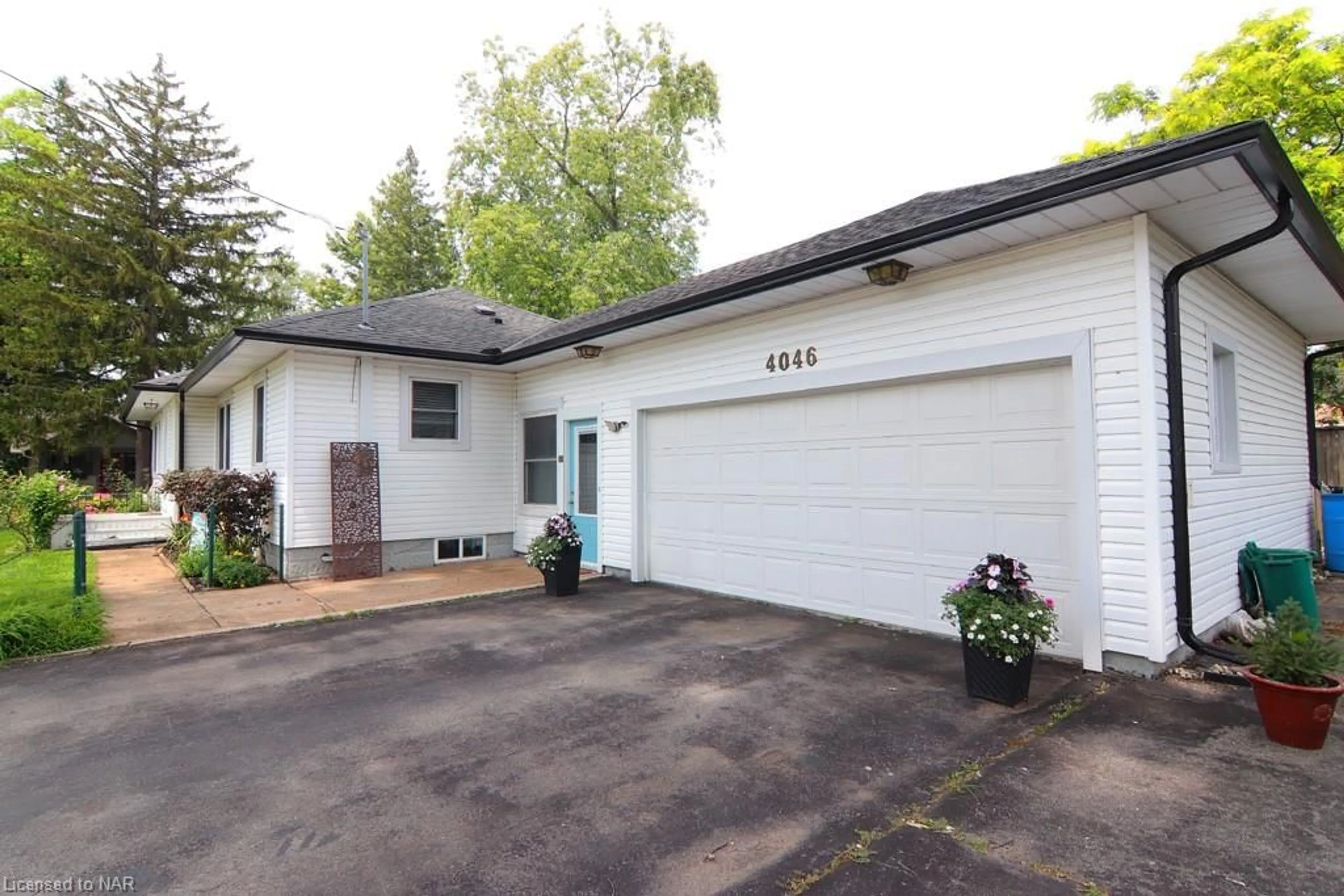 Indoor garage for 4046 Victoria Rd, Crystal Beach Ontario L0S 1B0