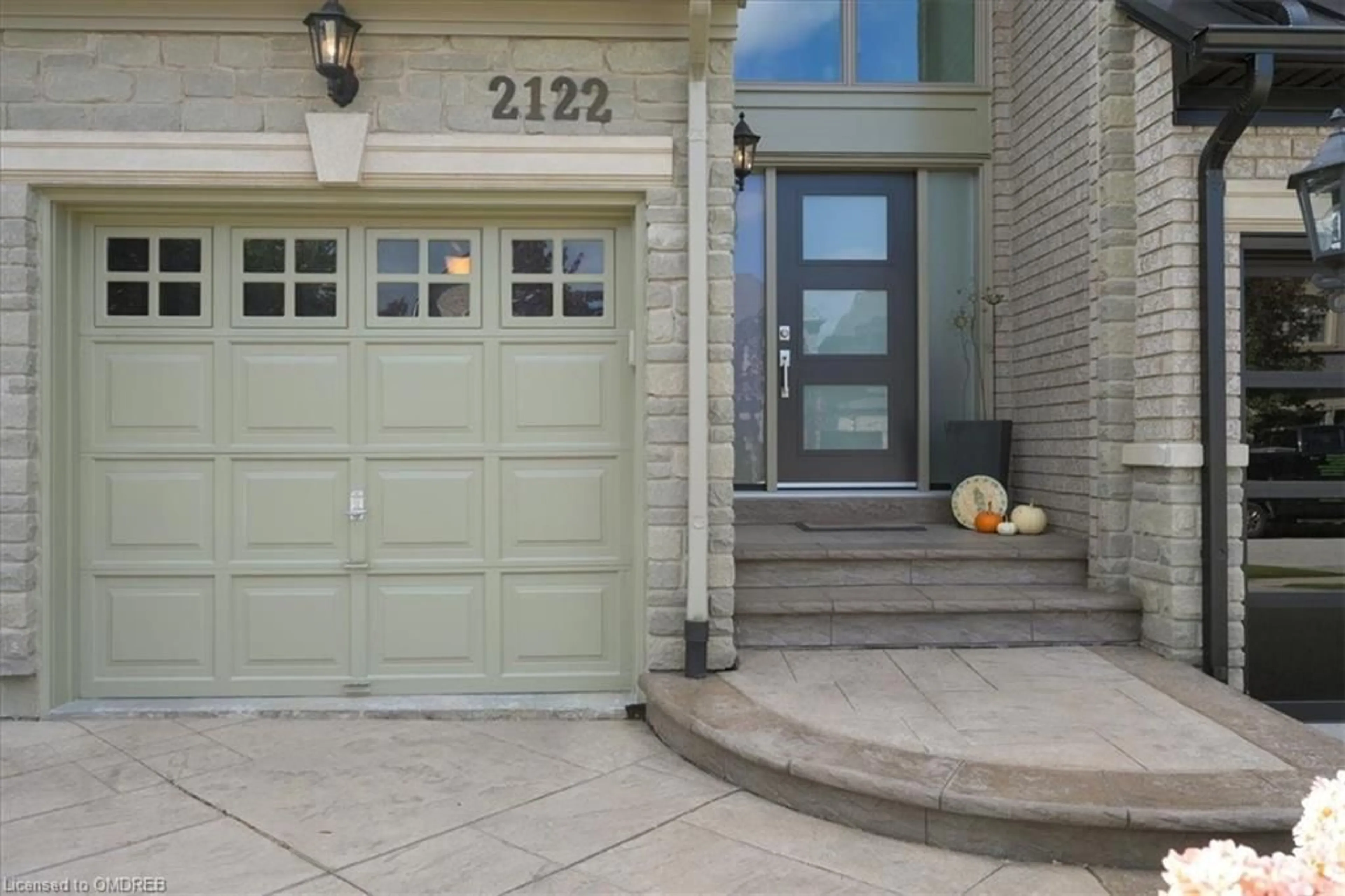 Indoor entryway for 2122 Pinevalley Cres, Oakville Ontario L6H 6L7