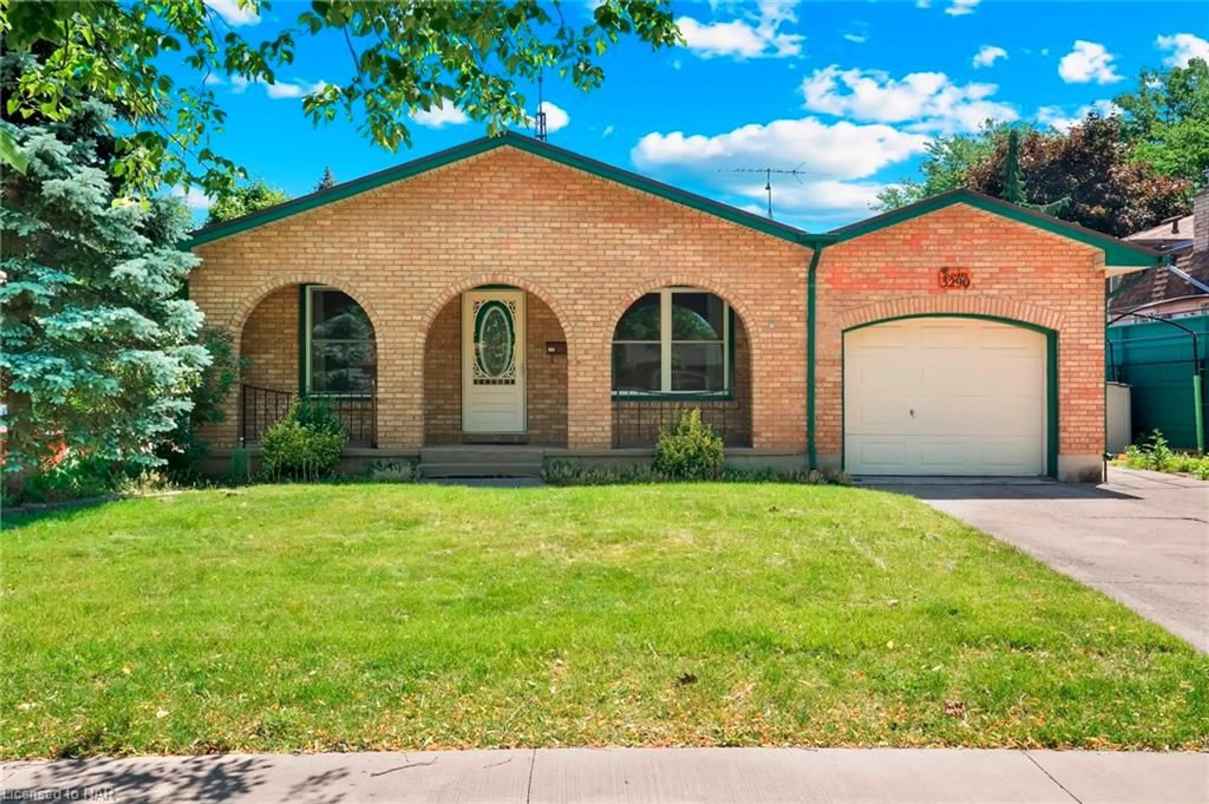Home with brick exterior material for 3290 Fairway Rd, Niagara Falls Ontario L2J 3R6
