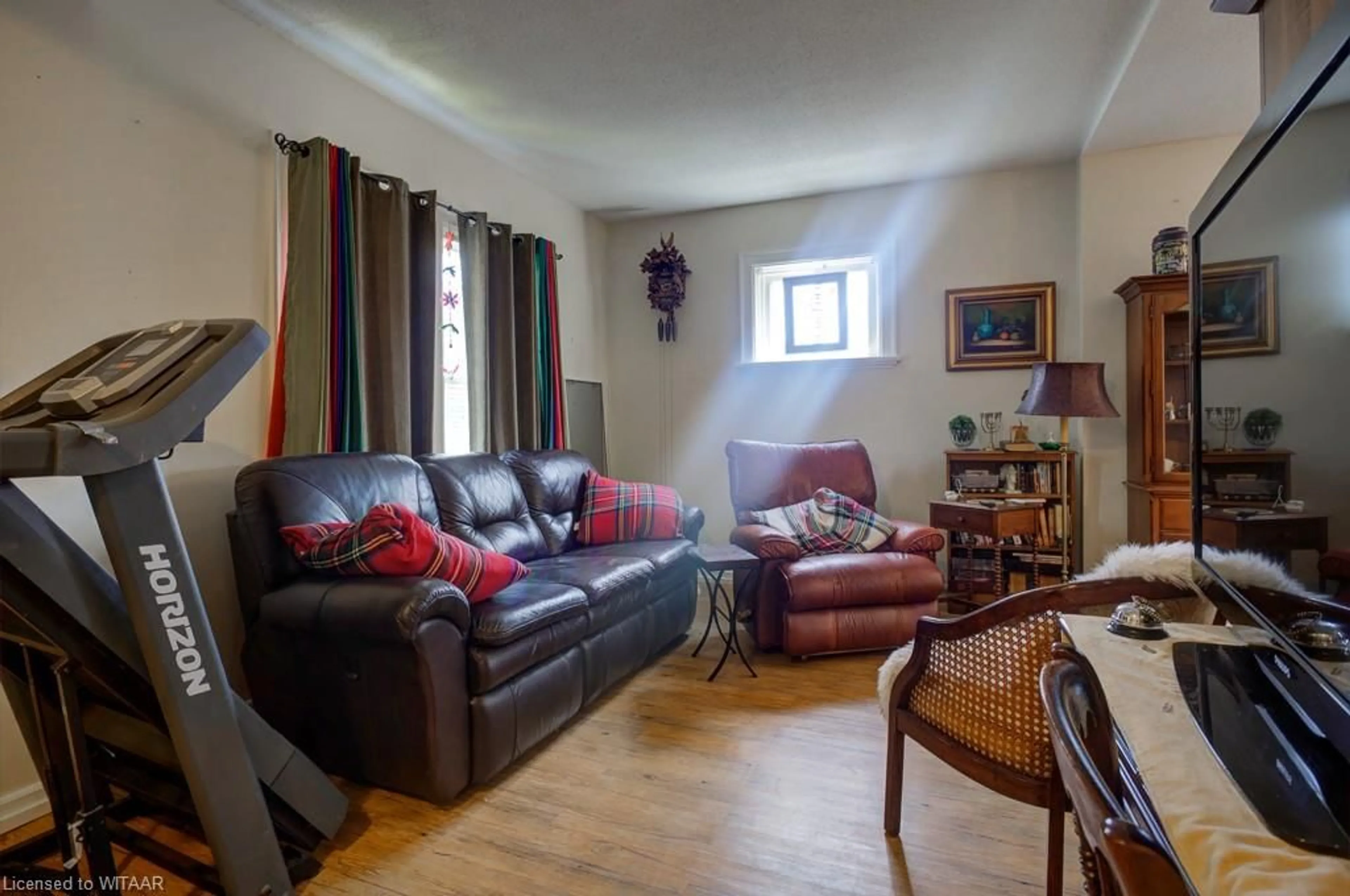 Living room for 11-13 Victoria St, Woodstock Ontario N4S 6T7