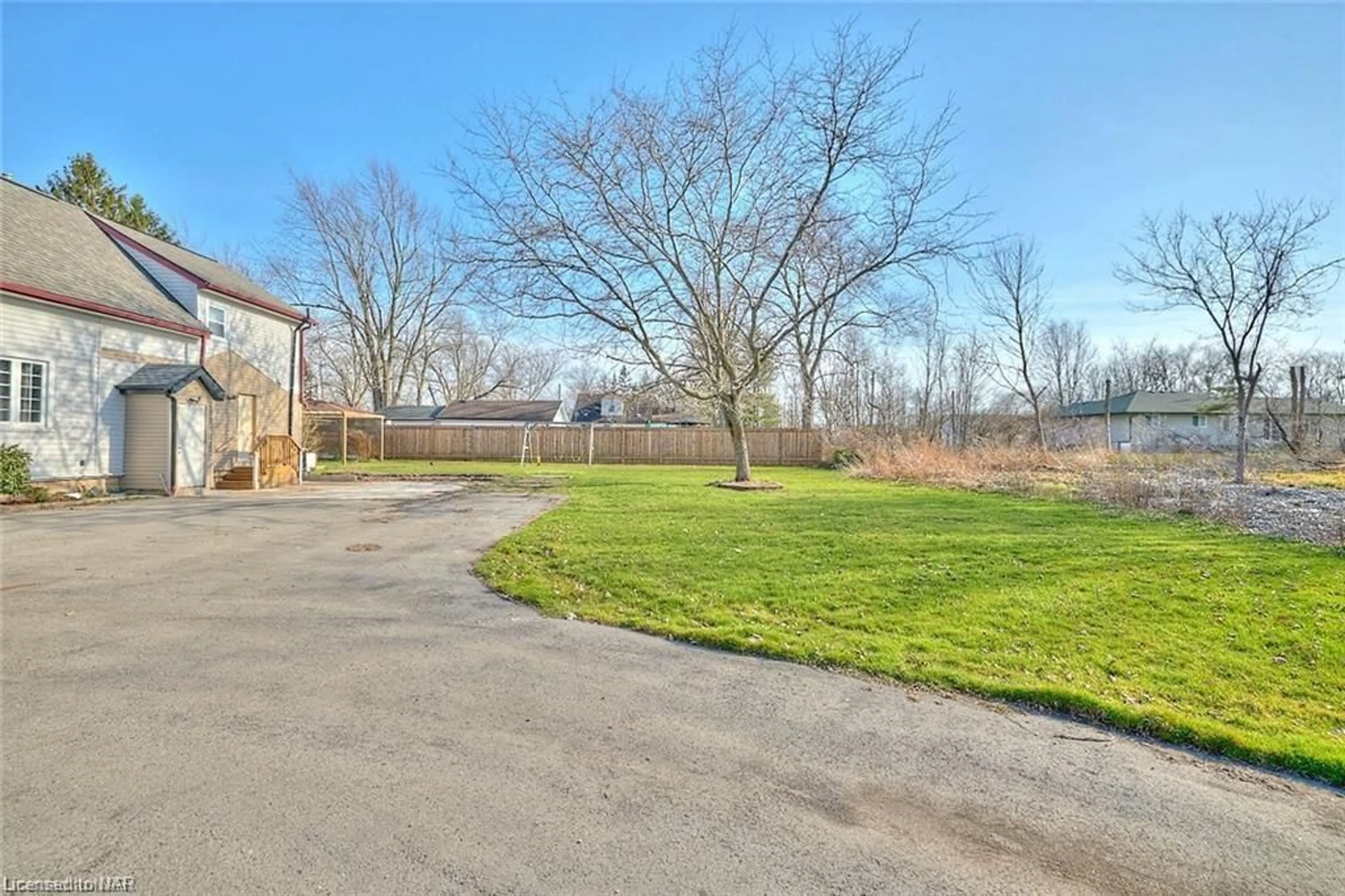 Fenced yard for 3205 Poplar Ave, Fort Erie Ontario L0S 1N0