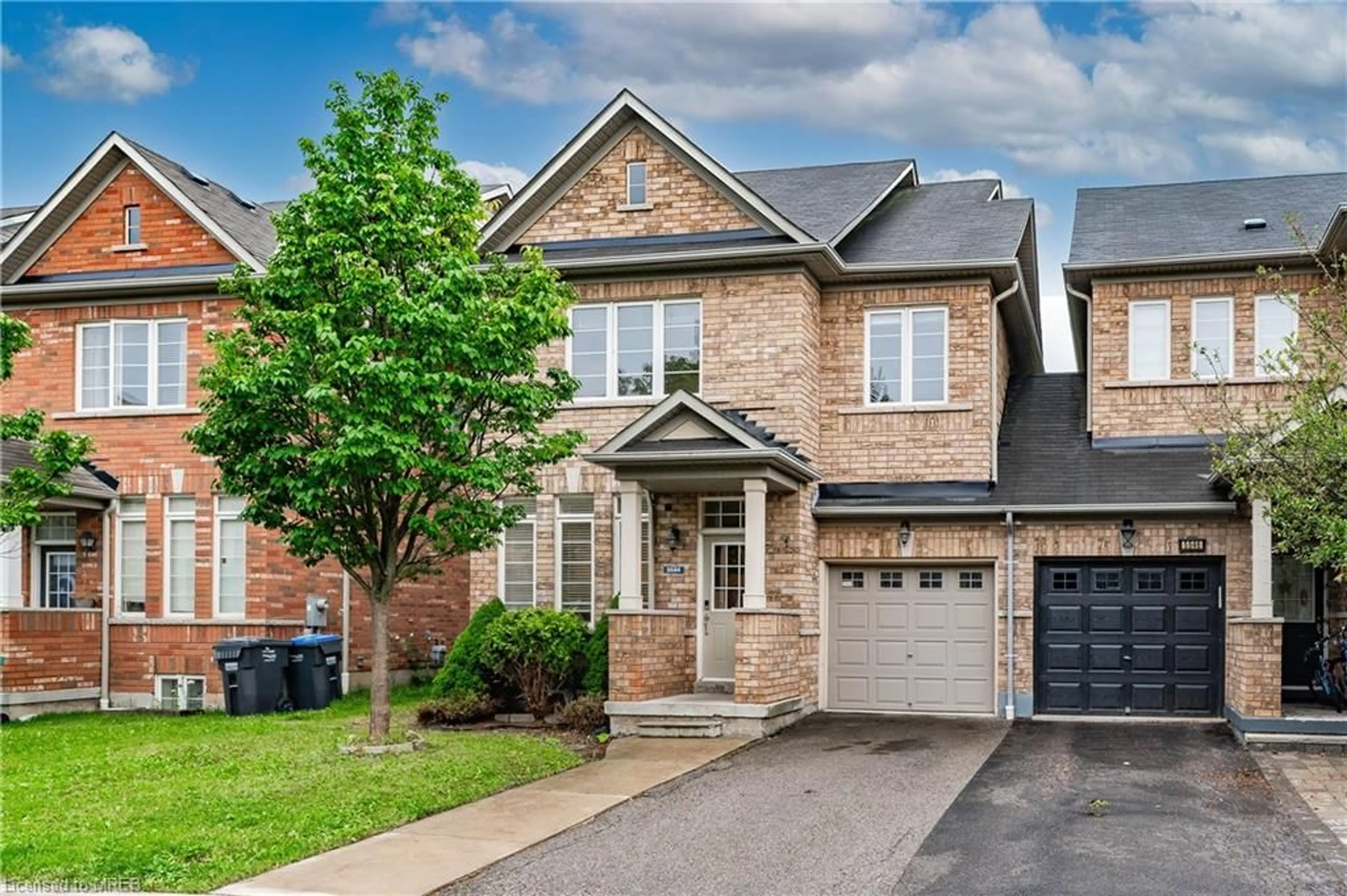Home with brick exterior material for 5544 Waterwind Cres, Mississauga Ontario L5M 0G2