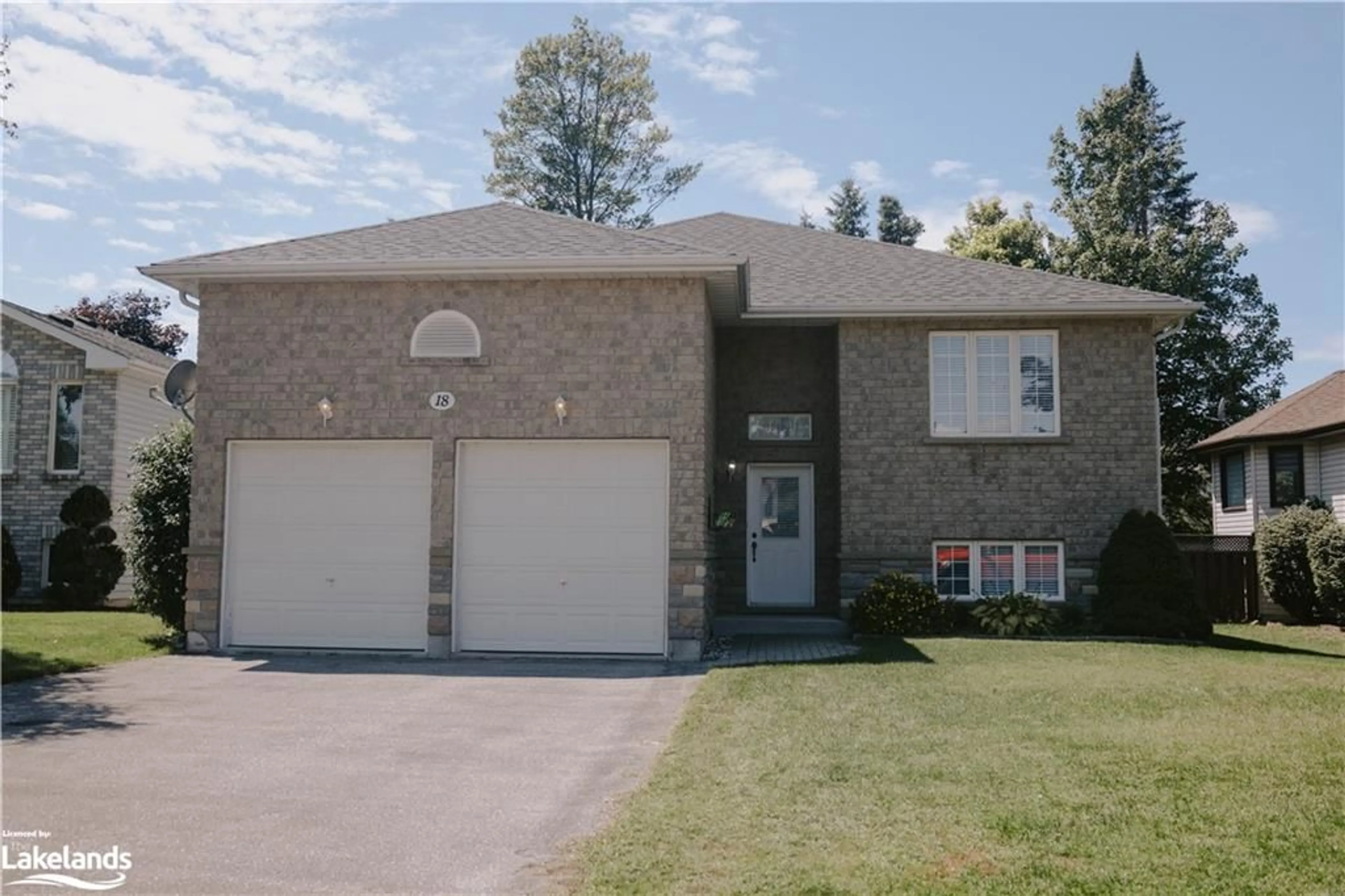 Frontside or backside of a home for 18 Riverdale Dr, Wasaga Beach Ontario L9Z 1E9