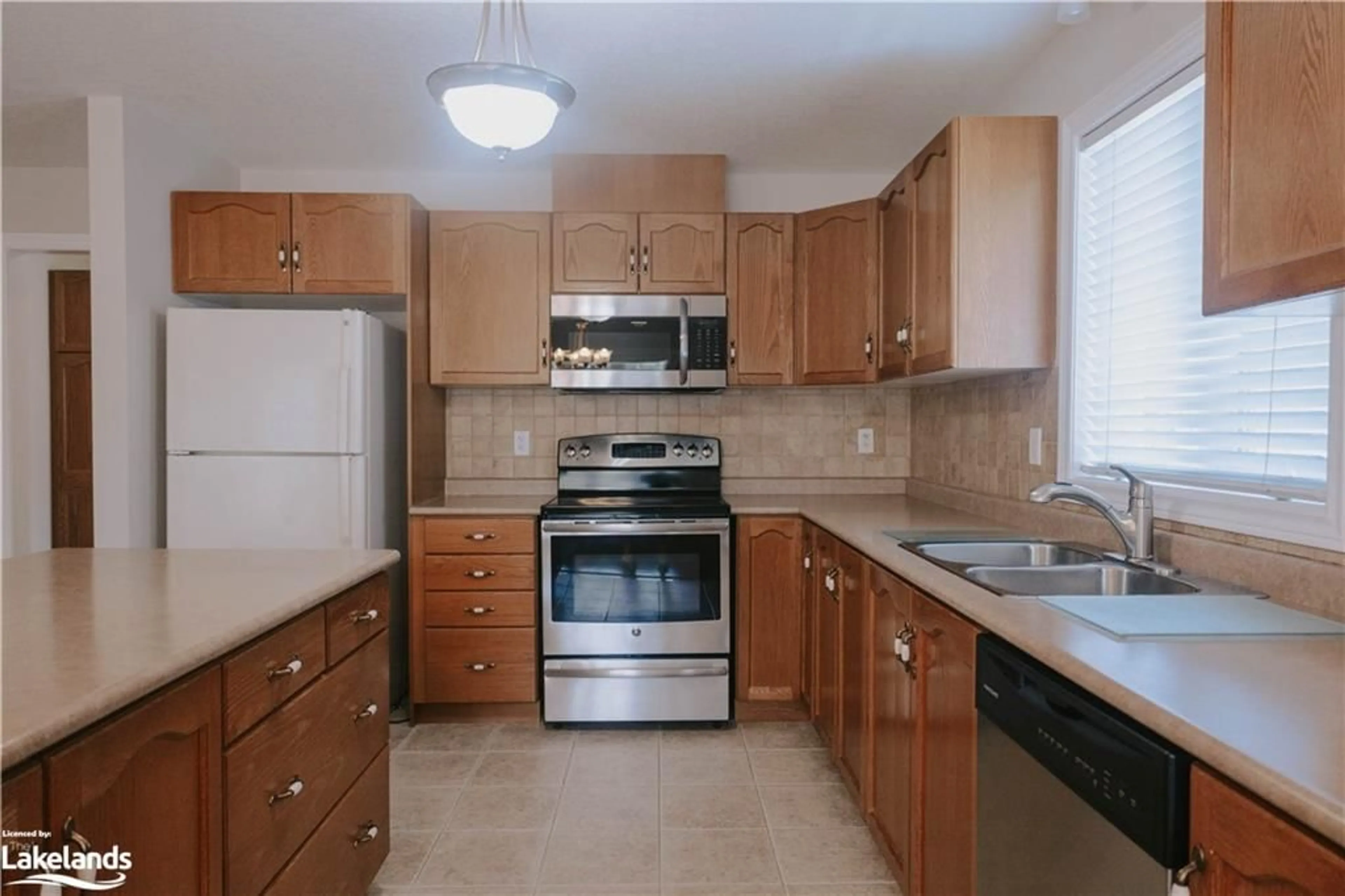 Standard kitchen for 18 Riverdale Dr, Wasaga Beach Ontario L9Z 1E9