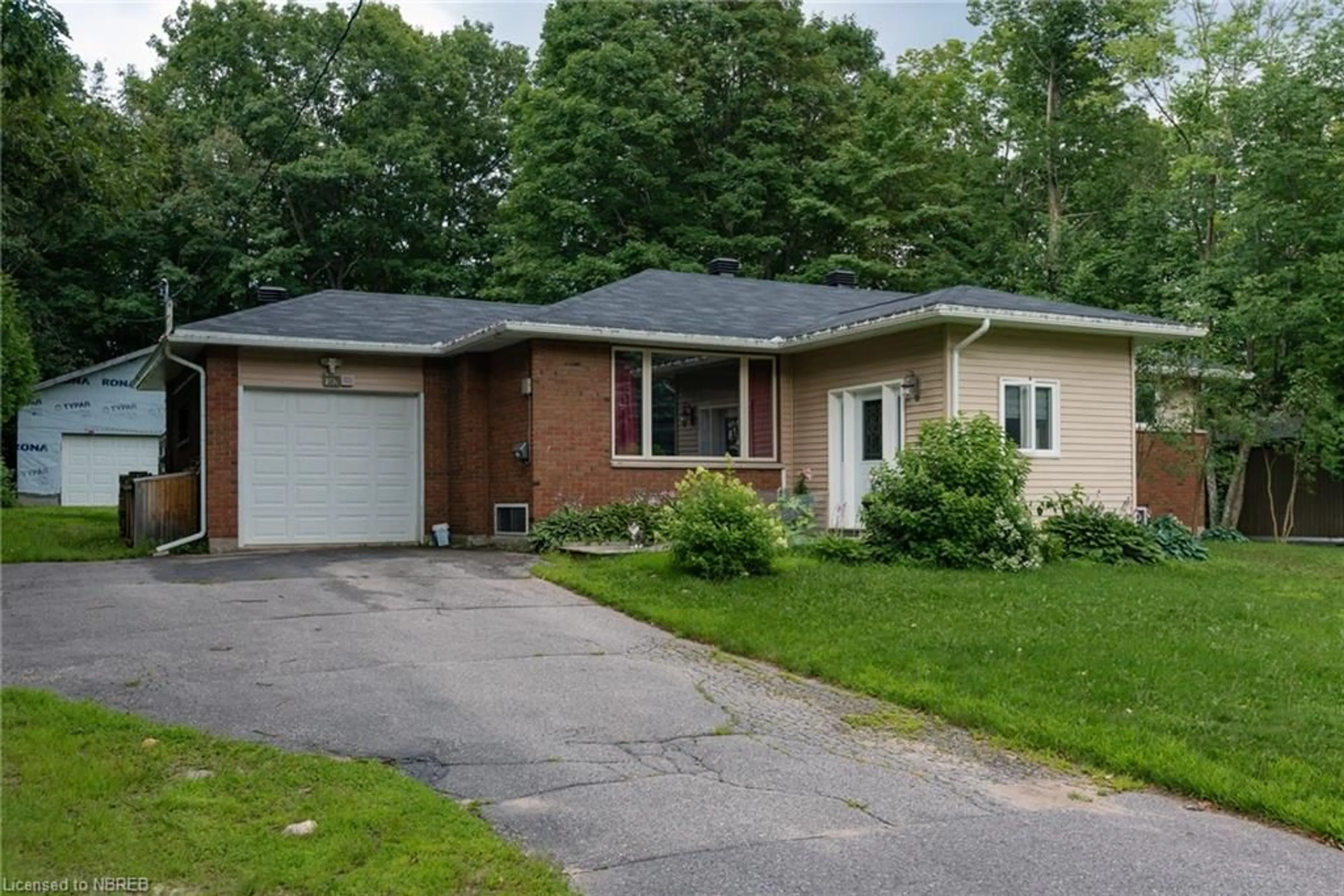Frontside or backside of a home for 382 Greenhill Ave, North Bay Ontario P1C 1J4