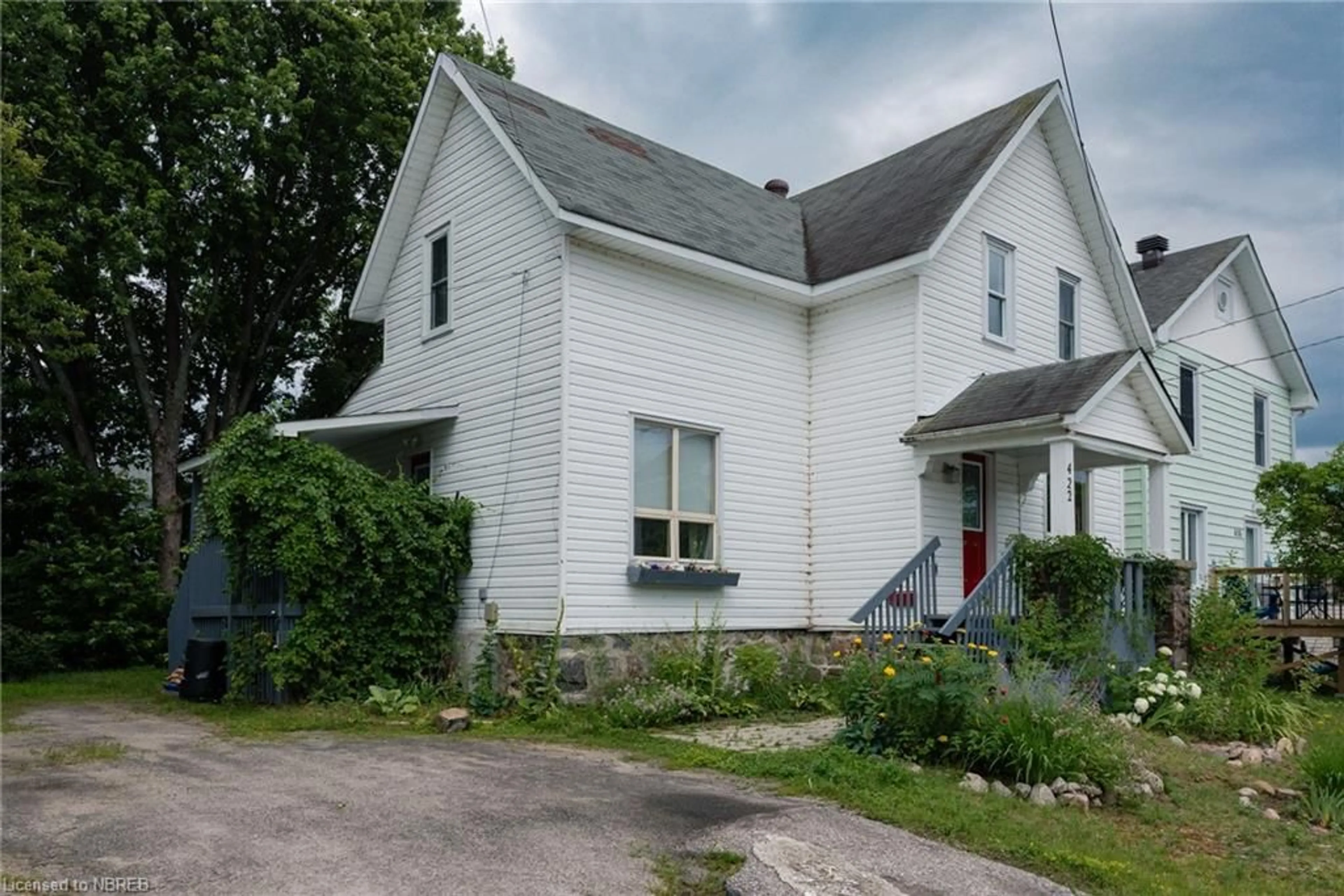 Frontside or backside of a home for 422 Mcleod St, North Bay Ontario P1B 5S6