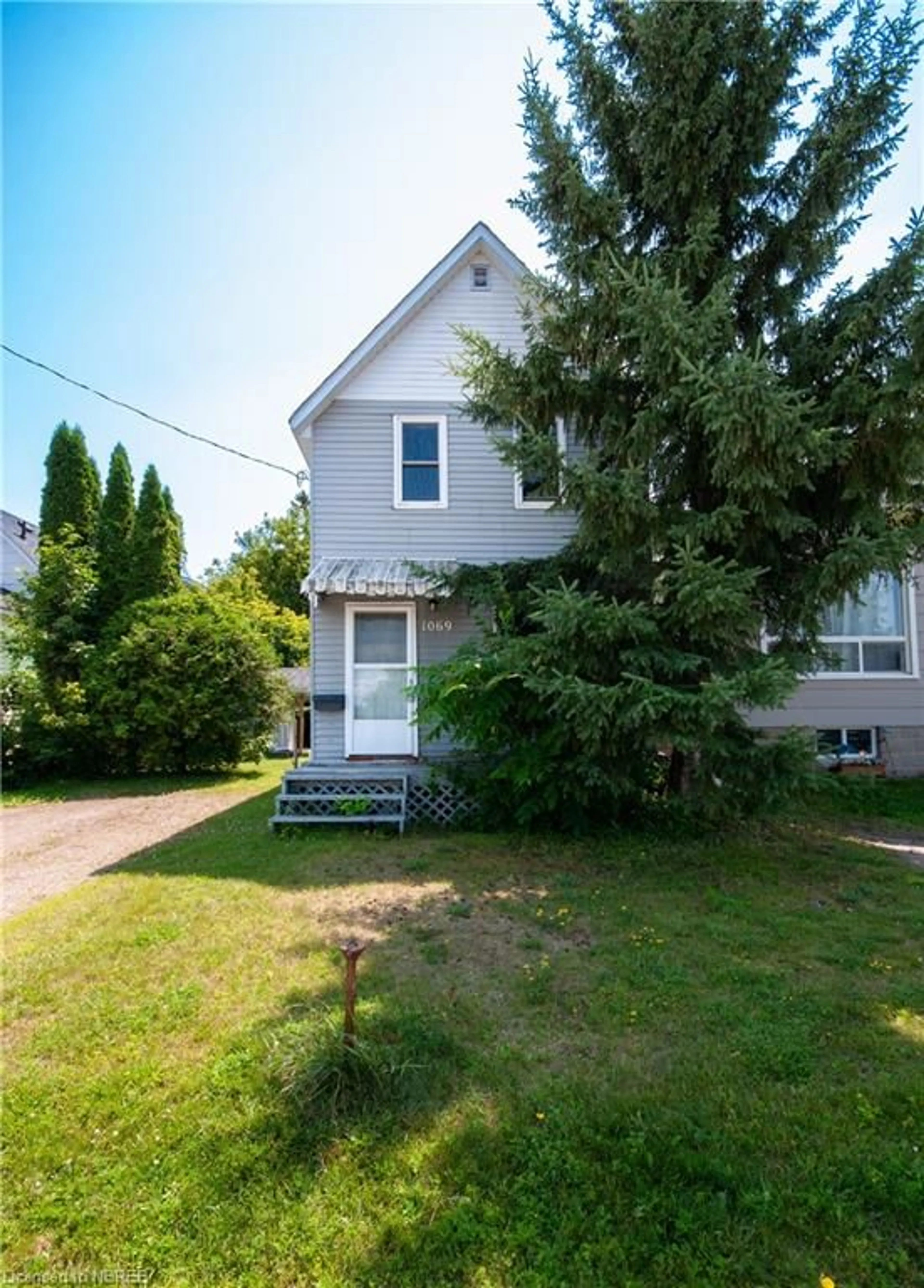 Frontside or backside of a home for 1069 Regina St, North Bay Ontario P1B 2K8