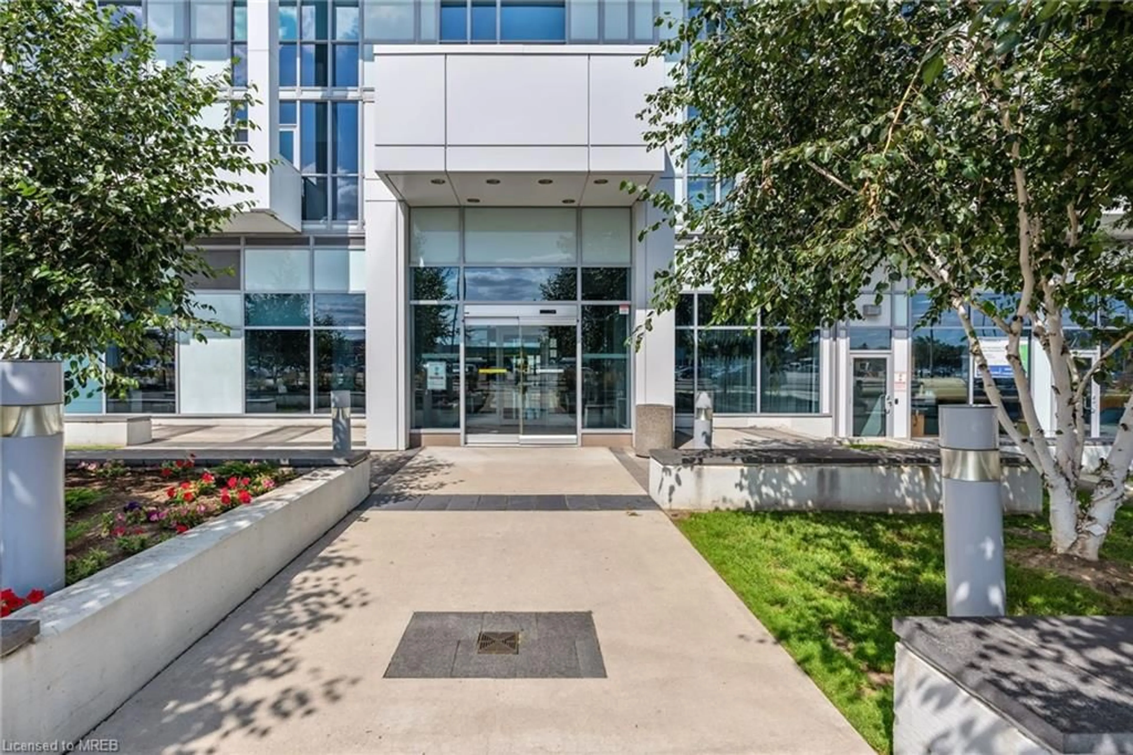 Indoor foyer for 65 Speers Rd #1411, Oakville Ontario L6K 0J1