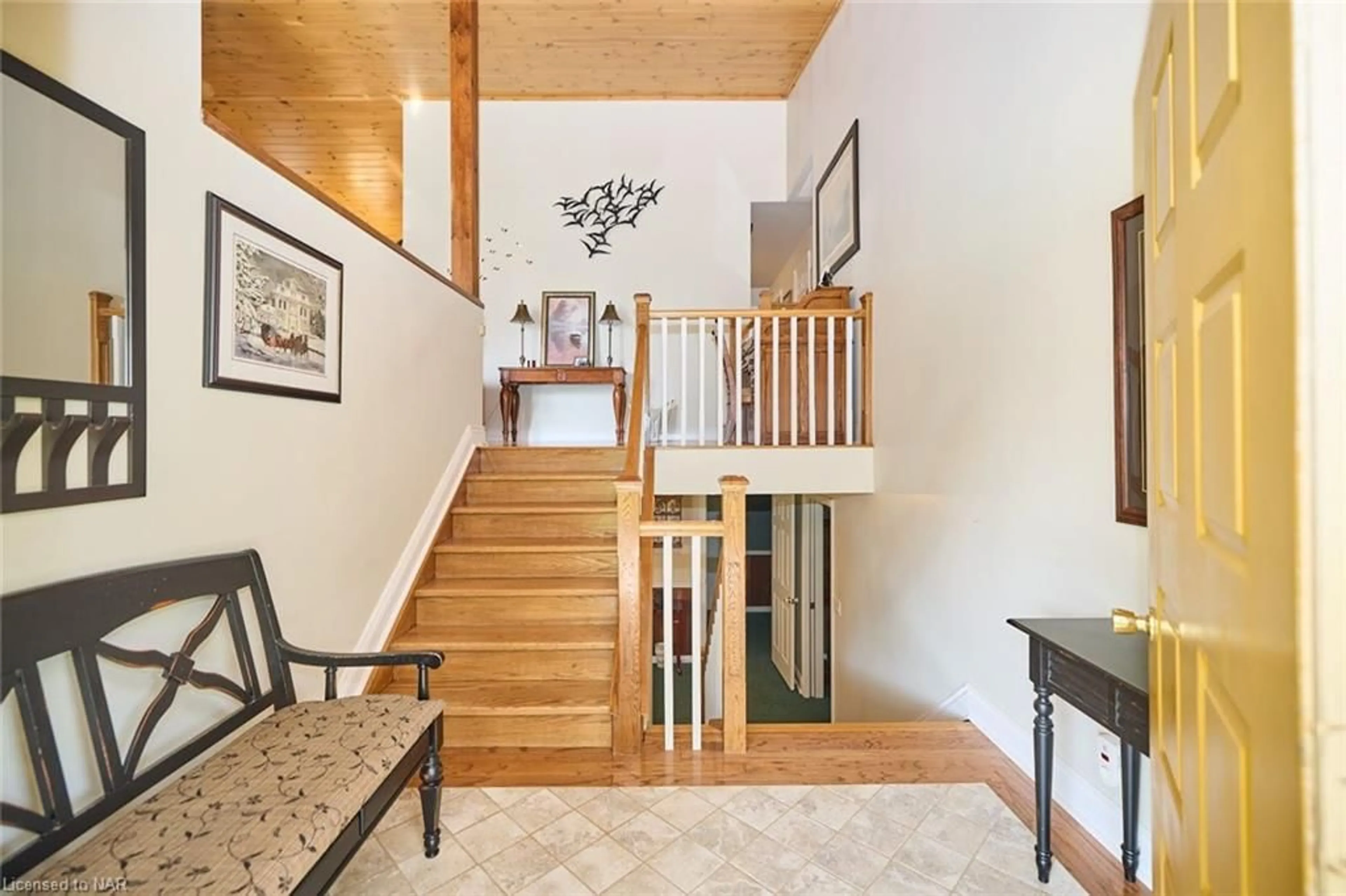 Indoor foyer, wood floors for 51250 Tunnacliffe Rd, Wainfleet Ontario L3B 5N6