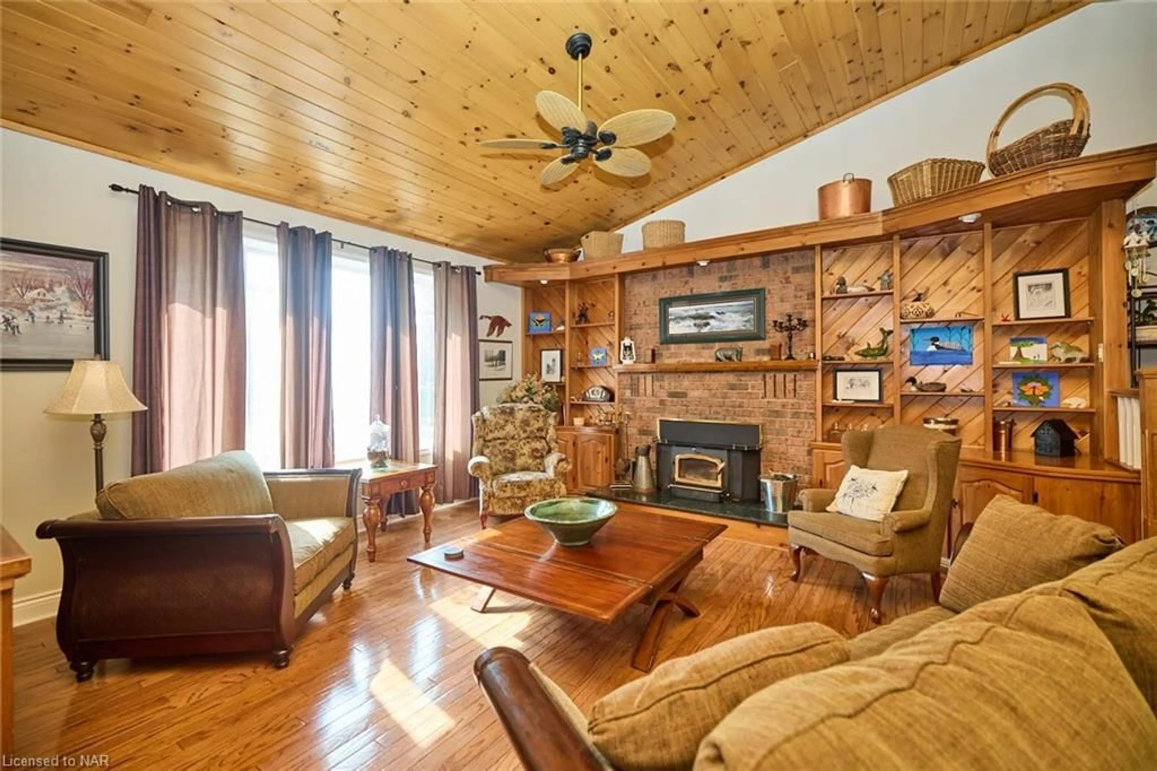 Living room, wood floors for 51250 Tunnacliffe Rd, Wainfleet Ontario L3B 5N6