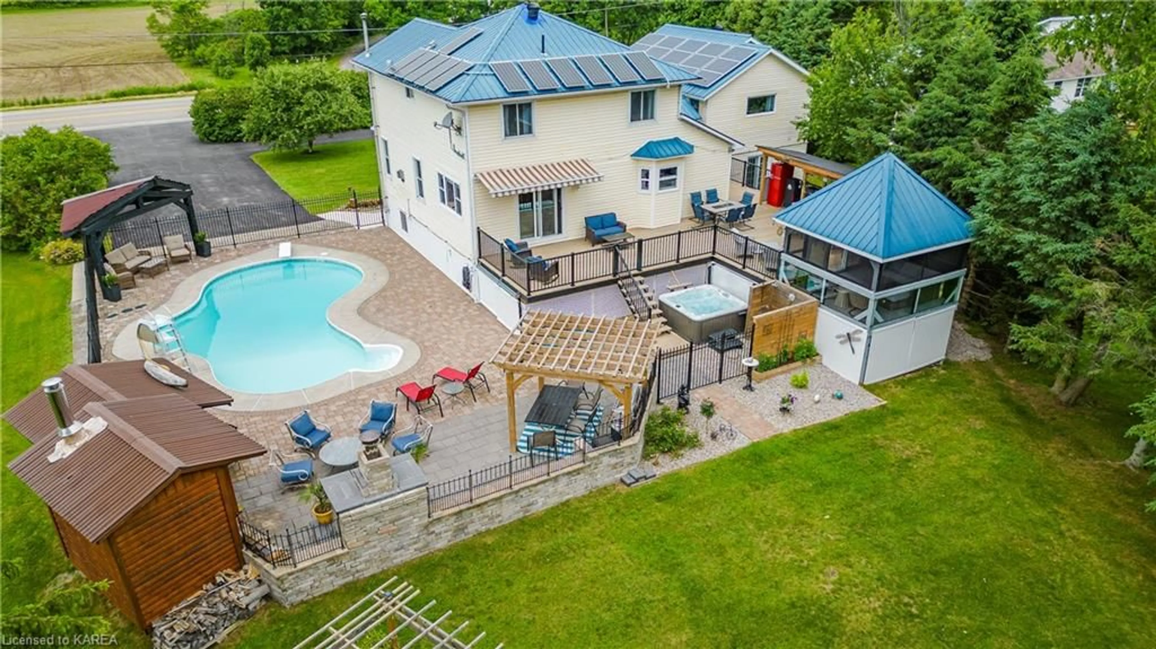 Indoor or outdoor pool for 135 Station Rd, Gananoque Ontario K7G 2V3