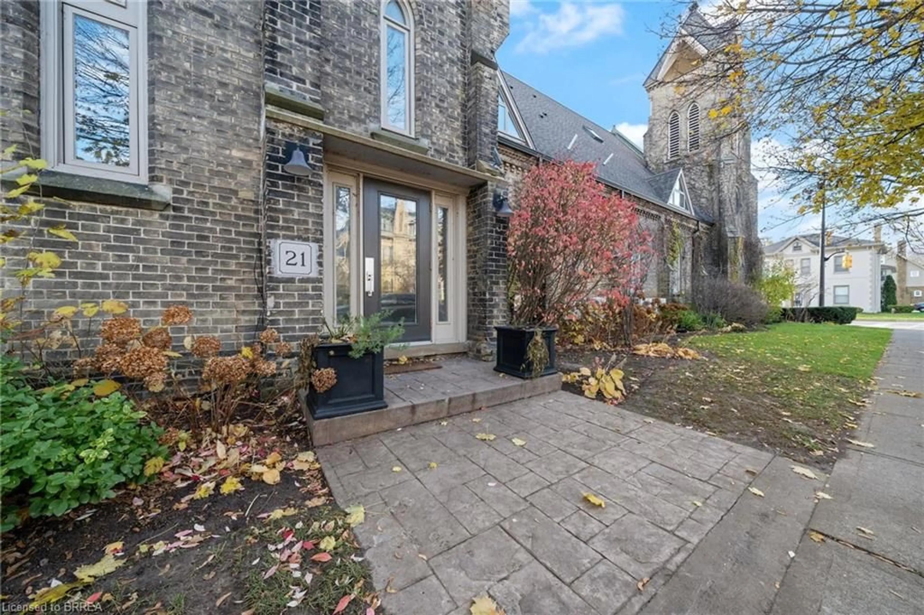 Outside view for 21 Richmond St #17, Brantford Ontario N3T 3X9