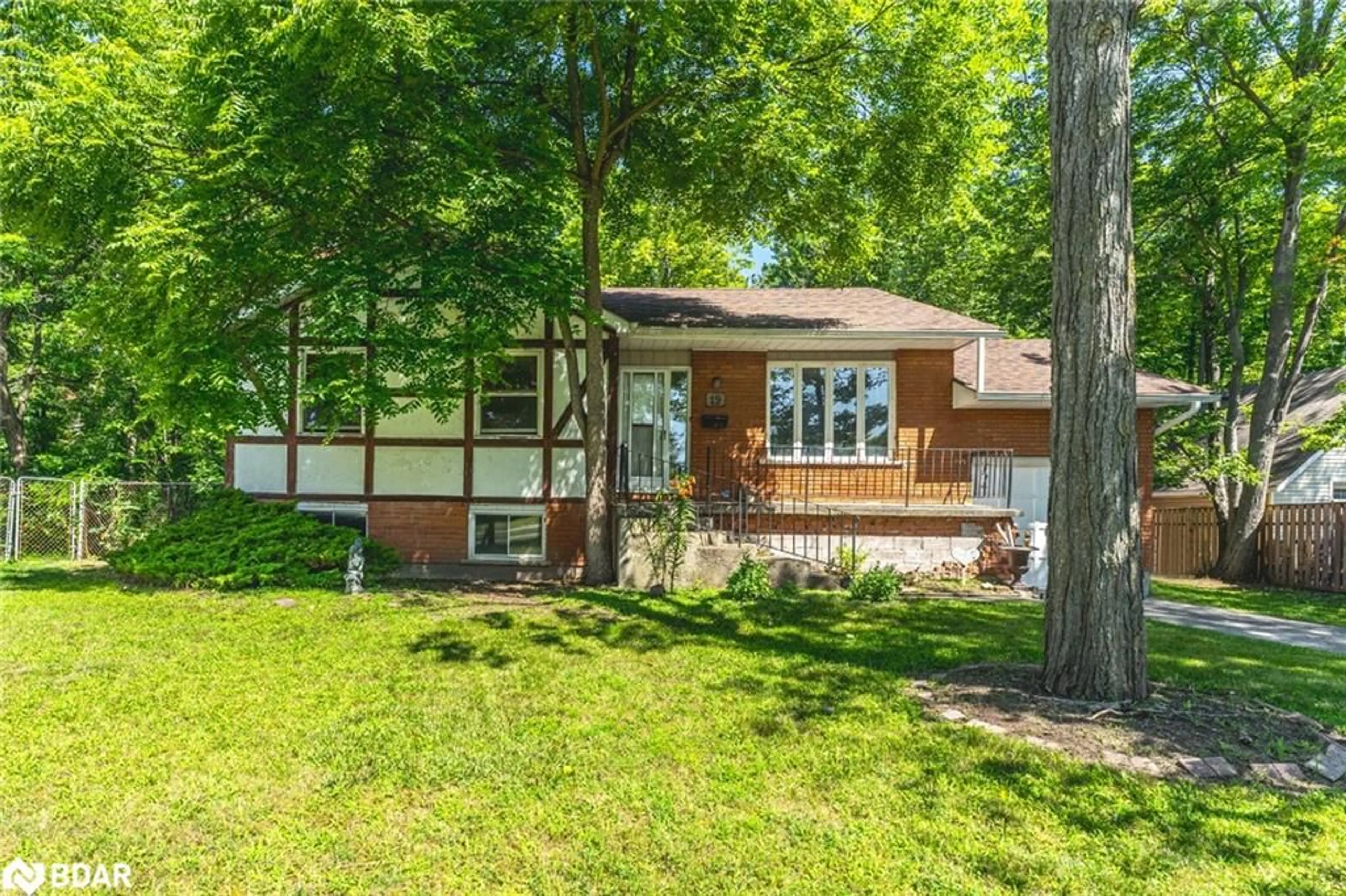 Frontside or backside of a home for 19 Summerset Pl, Angus Ontario L0M 1B2