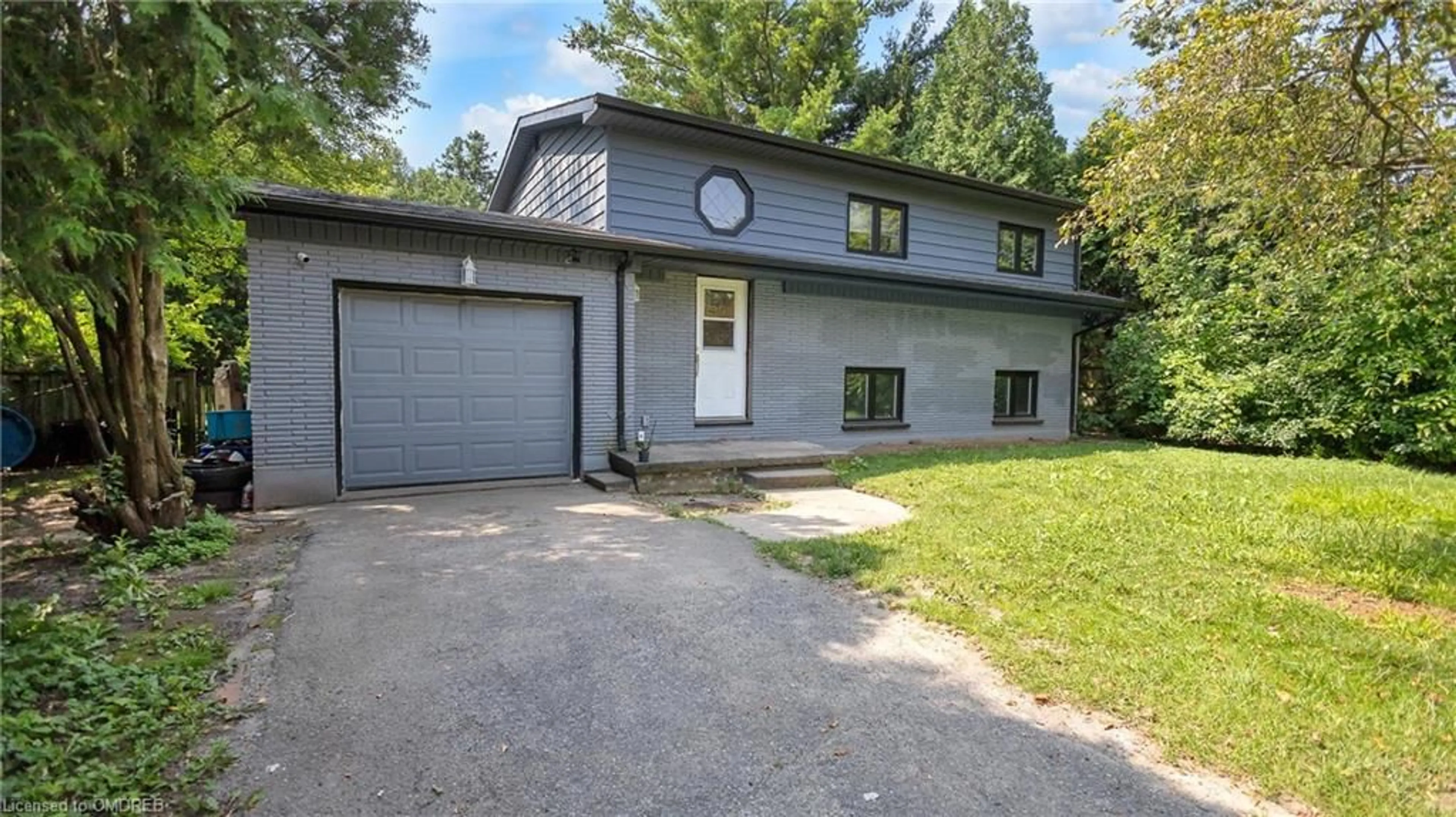 Frontside or backside of a home for 570 Middlewoods Dr, London Ontario N6G 1W4