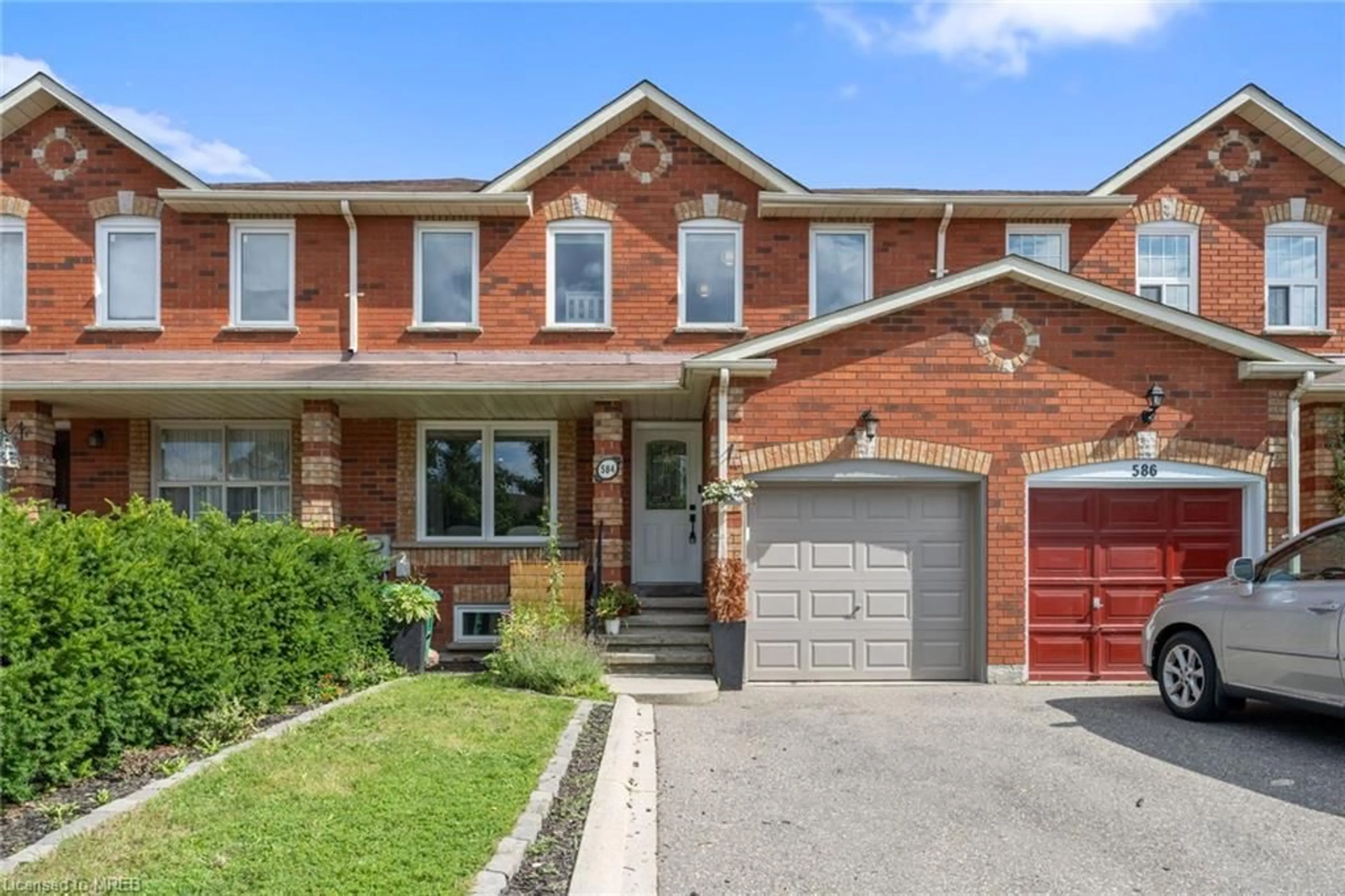 Home with brick exterior material for 584 Ashprior Ave, Mississauga Ontario L5R 3N2