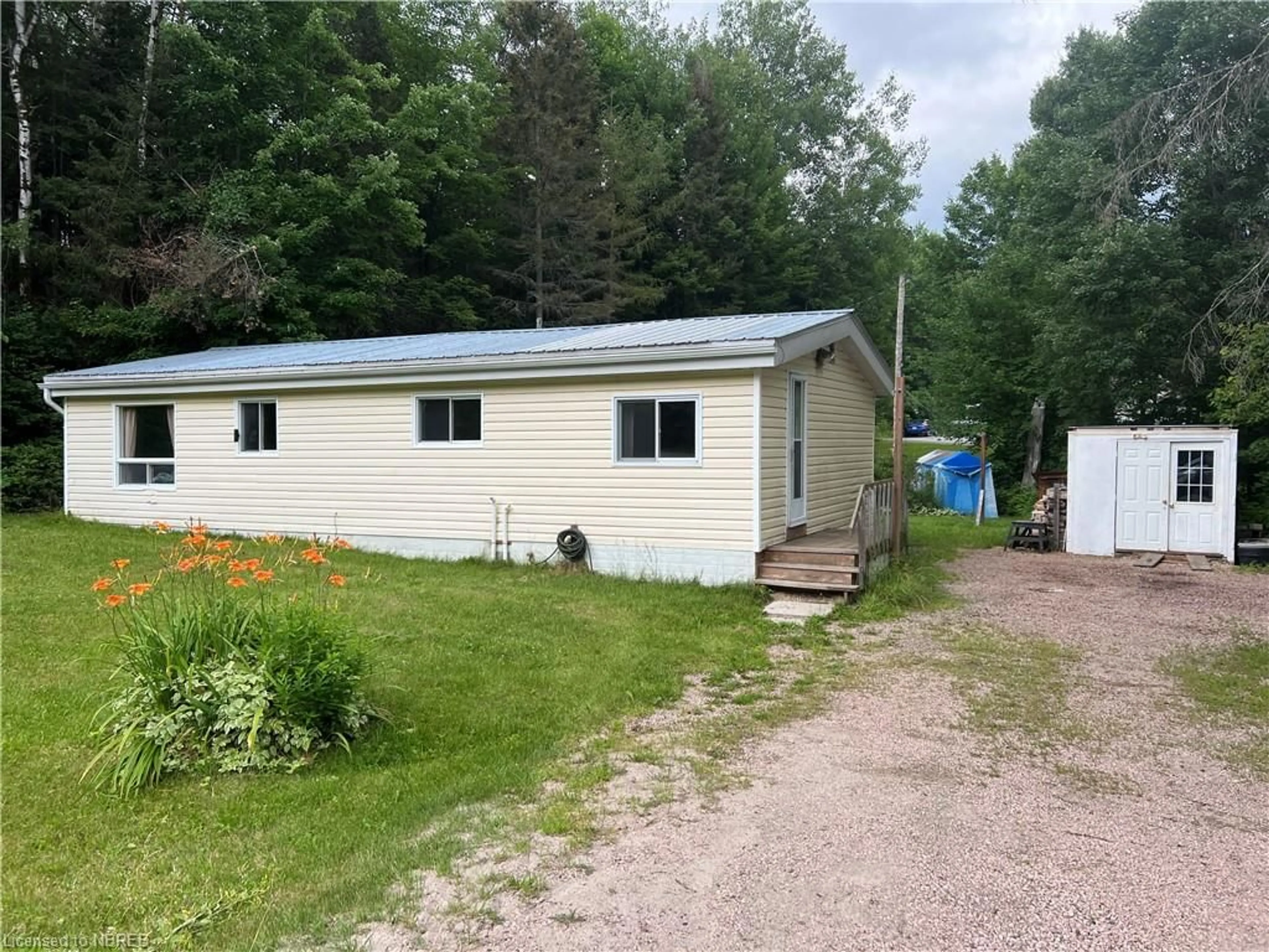 Cottage for 190 Memorial Park Dr, Powassan Ontario P0H 1Z0