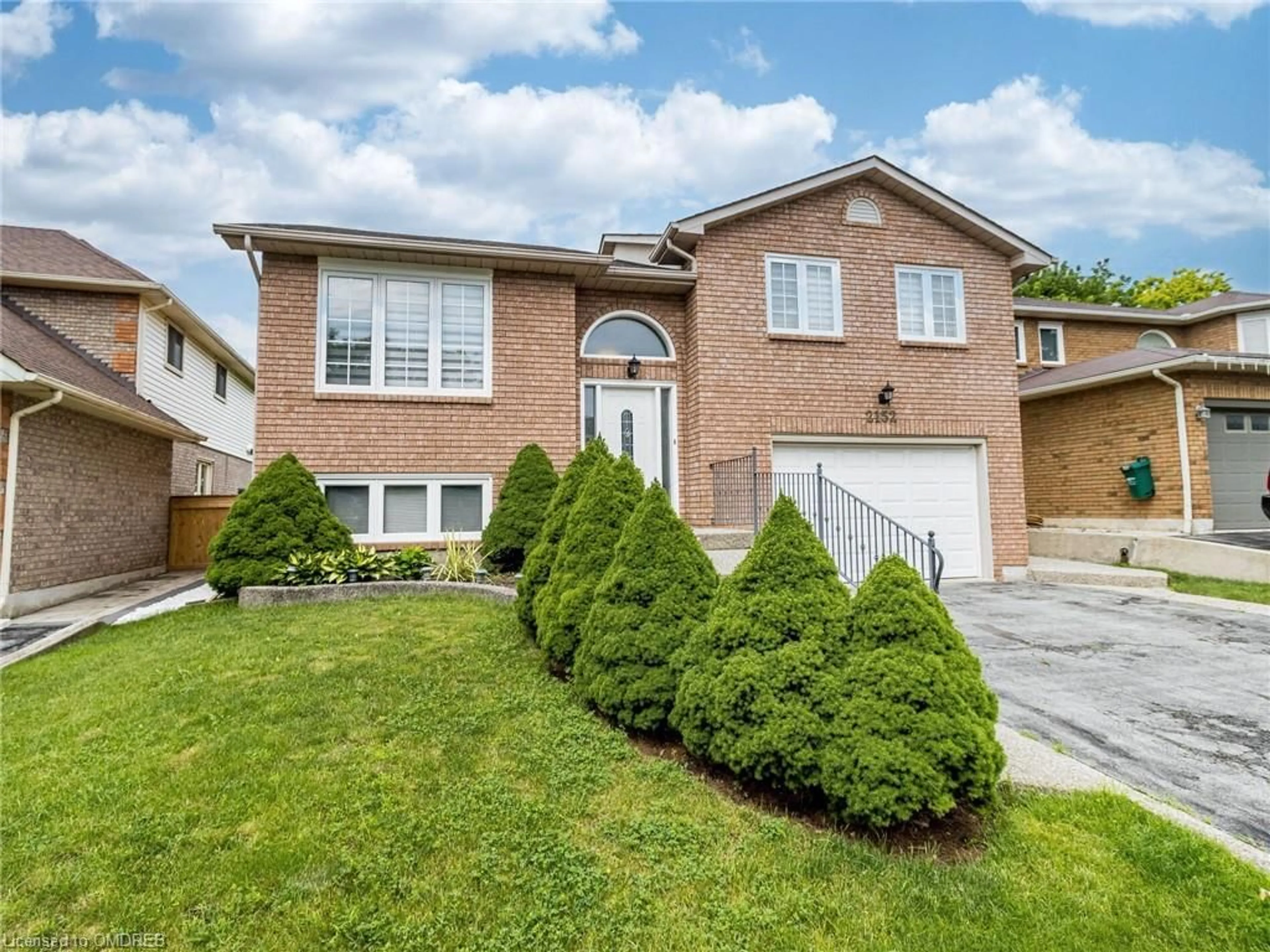 Frontside or backside of a home for 2152 Cleaver Ave, Burlington Ontario L7M 3W3