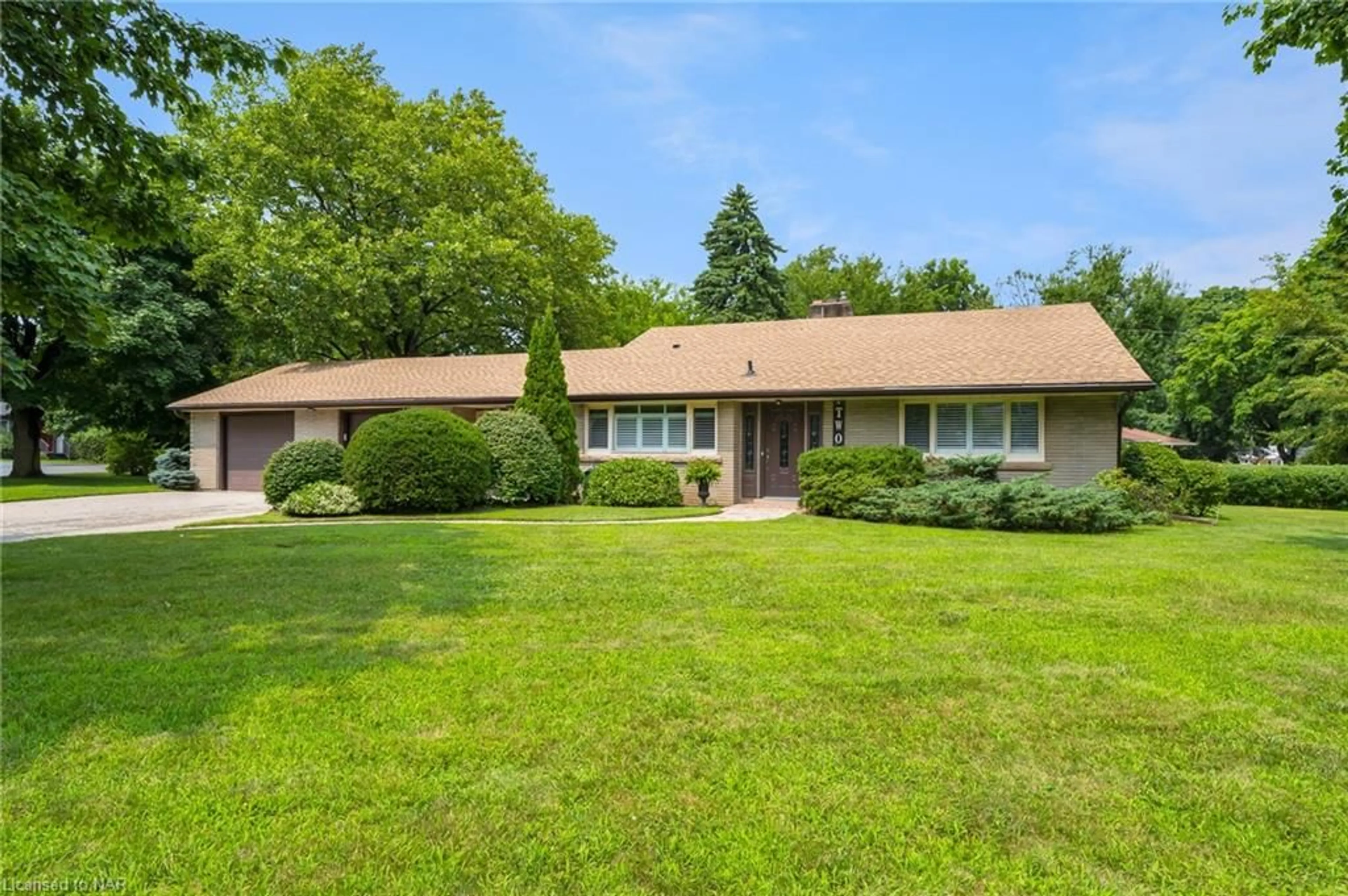 Frontside or backside of a home for 2 Peachtree Pk, Fonthill Ontario L0S 1E0