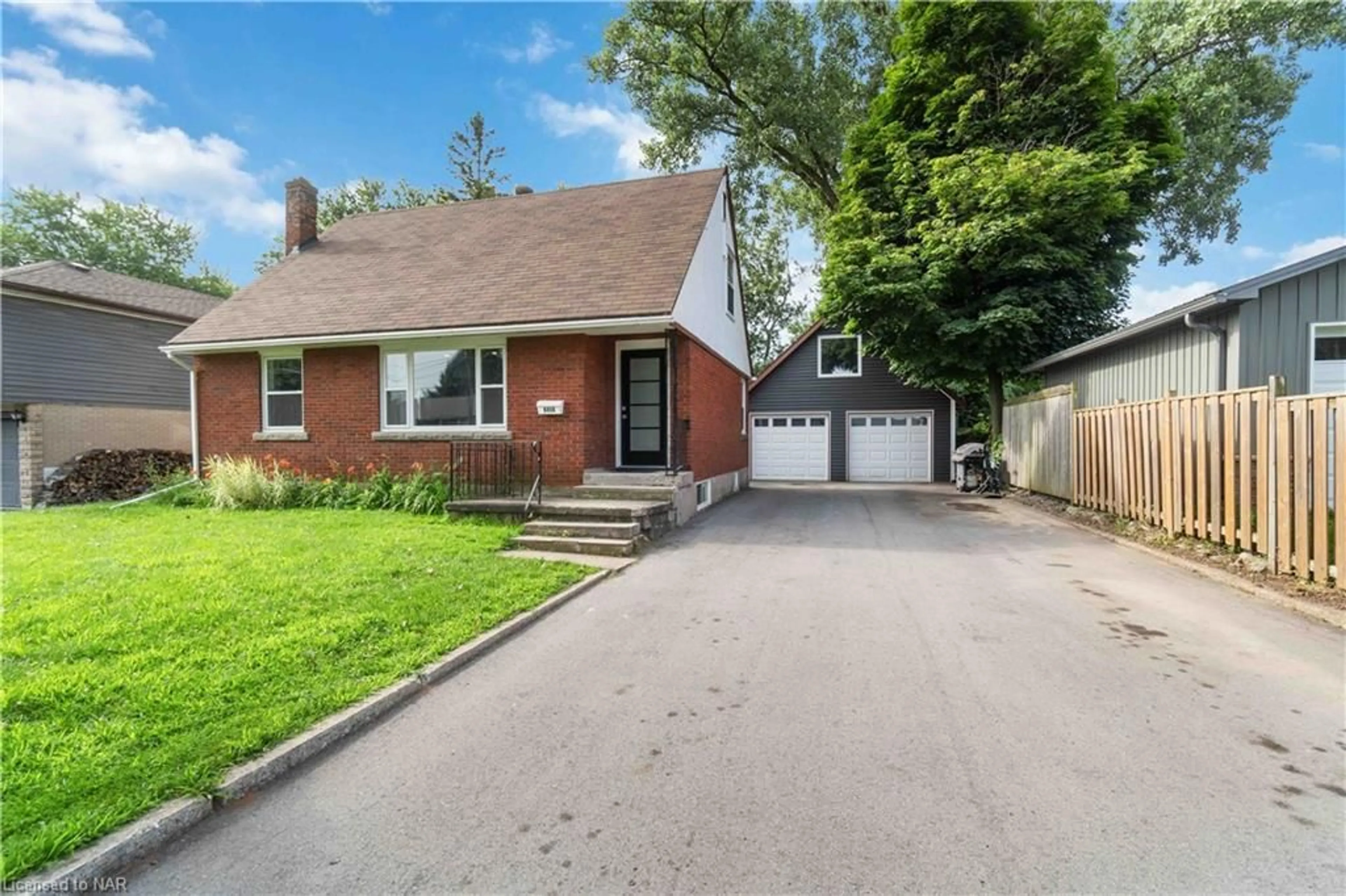 Frontside or backside of a home for 6056 Atlas St, Niagara Falls Ontario L2J 1T1