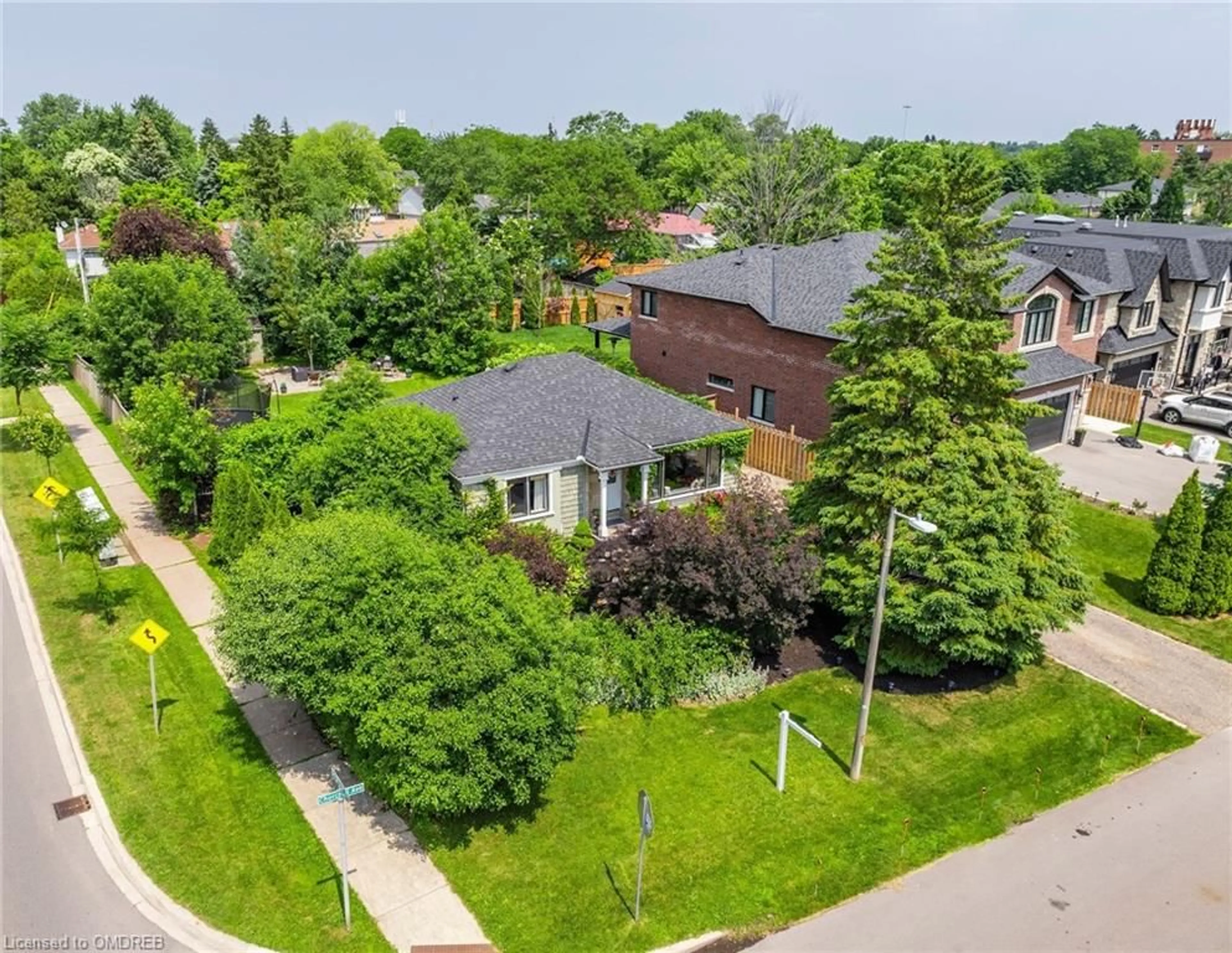 Frontside or backside of a home for 1089 Churchill Ave, Oakville Ontario L6H 2A7