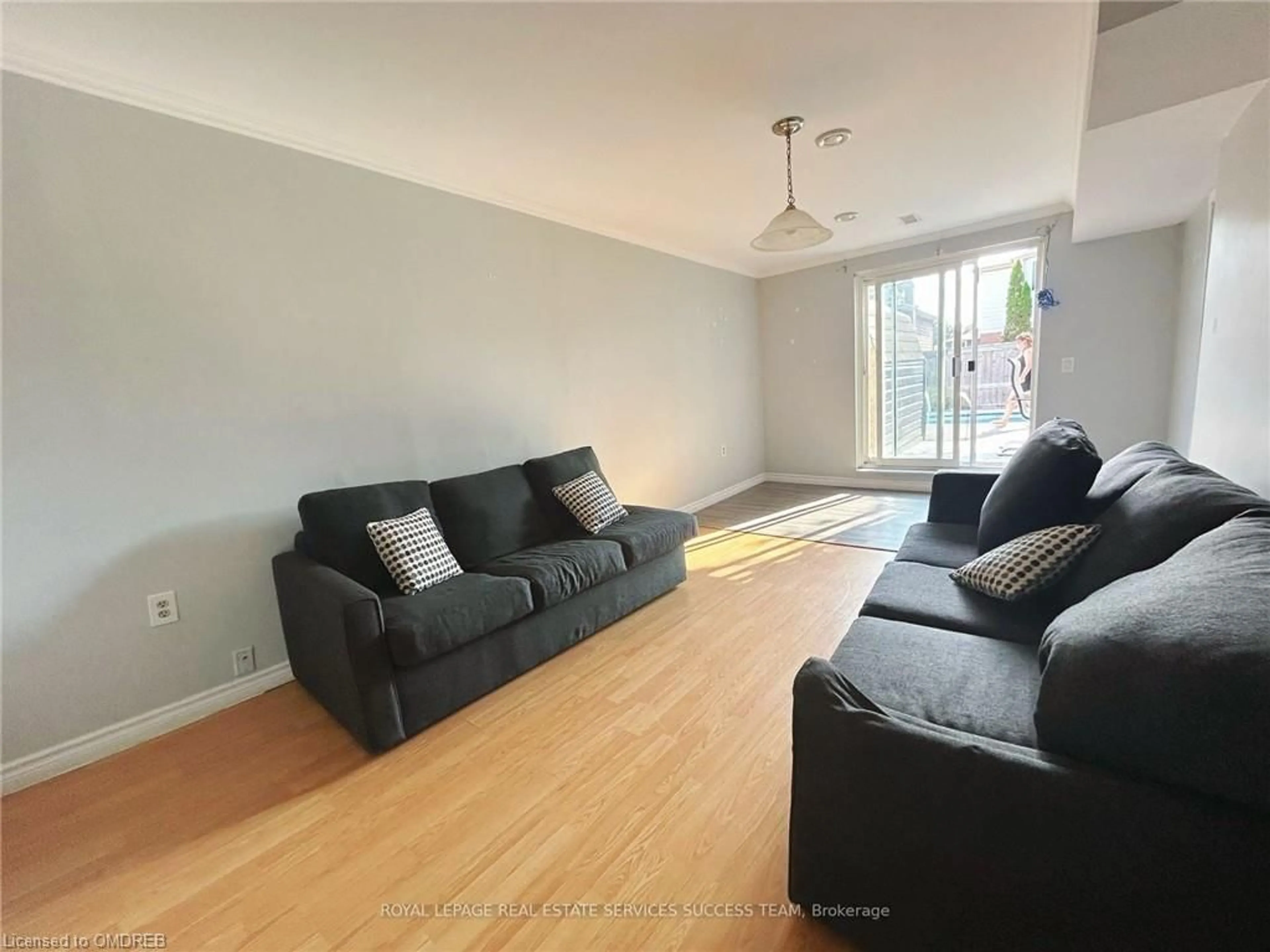 Living room for 129 Lawrence Cres, Bowmanville Ontario L1C 3S6