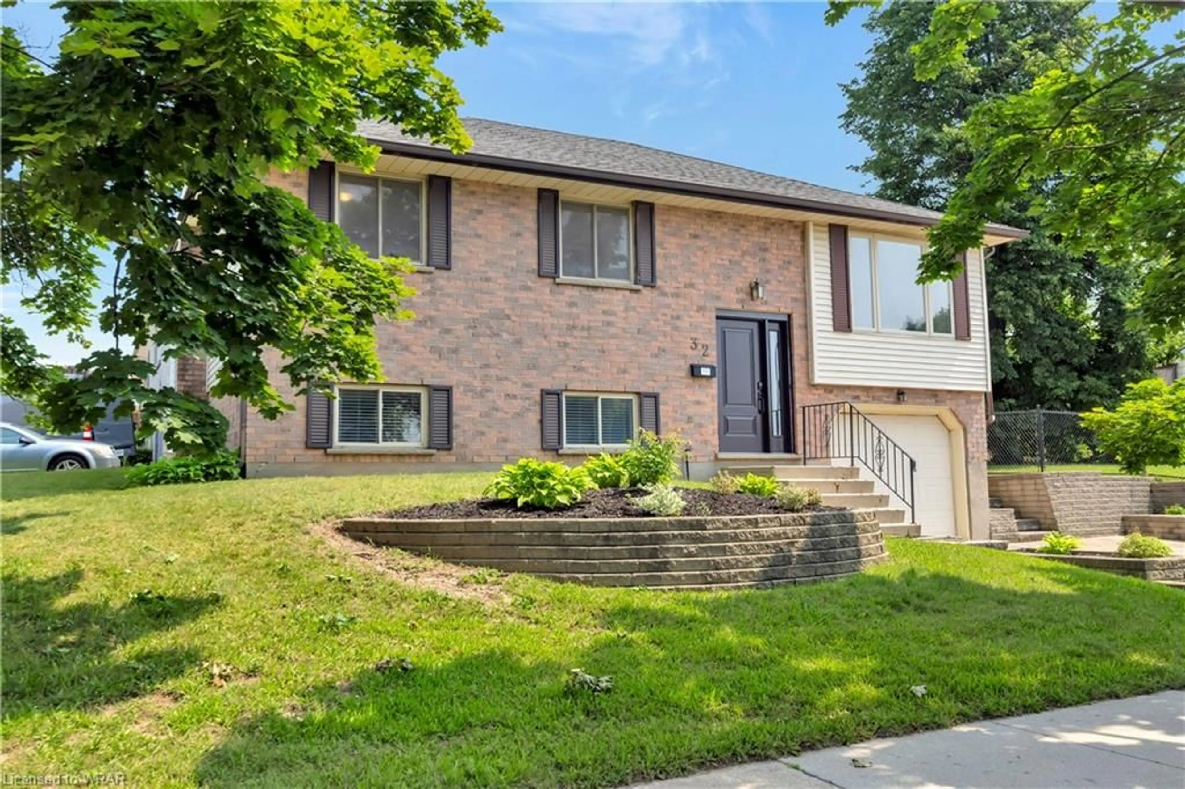 Frontside or backside of a home for 32 Settlers Dr, Kitchener Ontario N2E 2L3