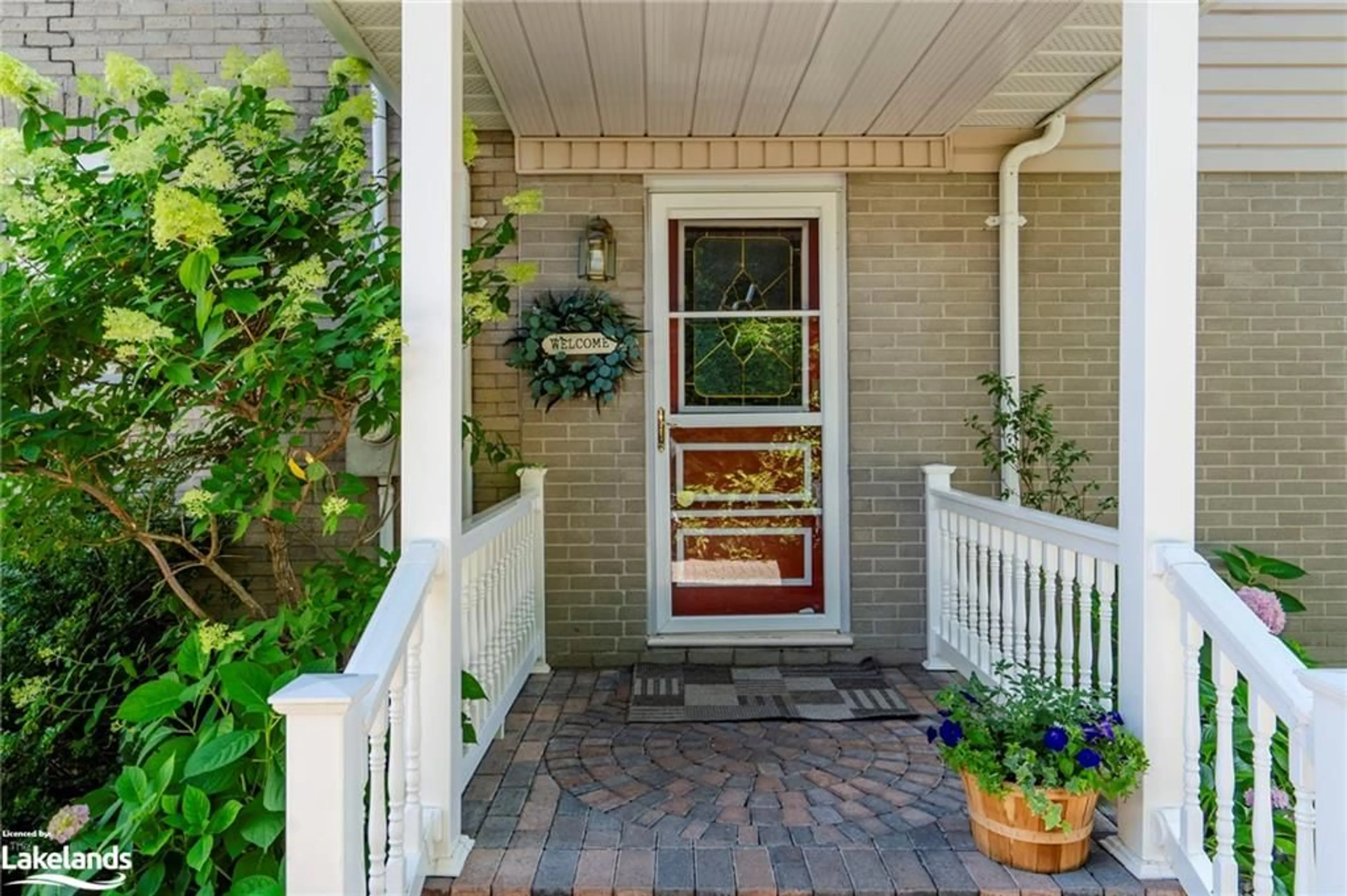 Indoor entryway for 377 Elizabeth St, Midland Ontario L4R 1Z2