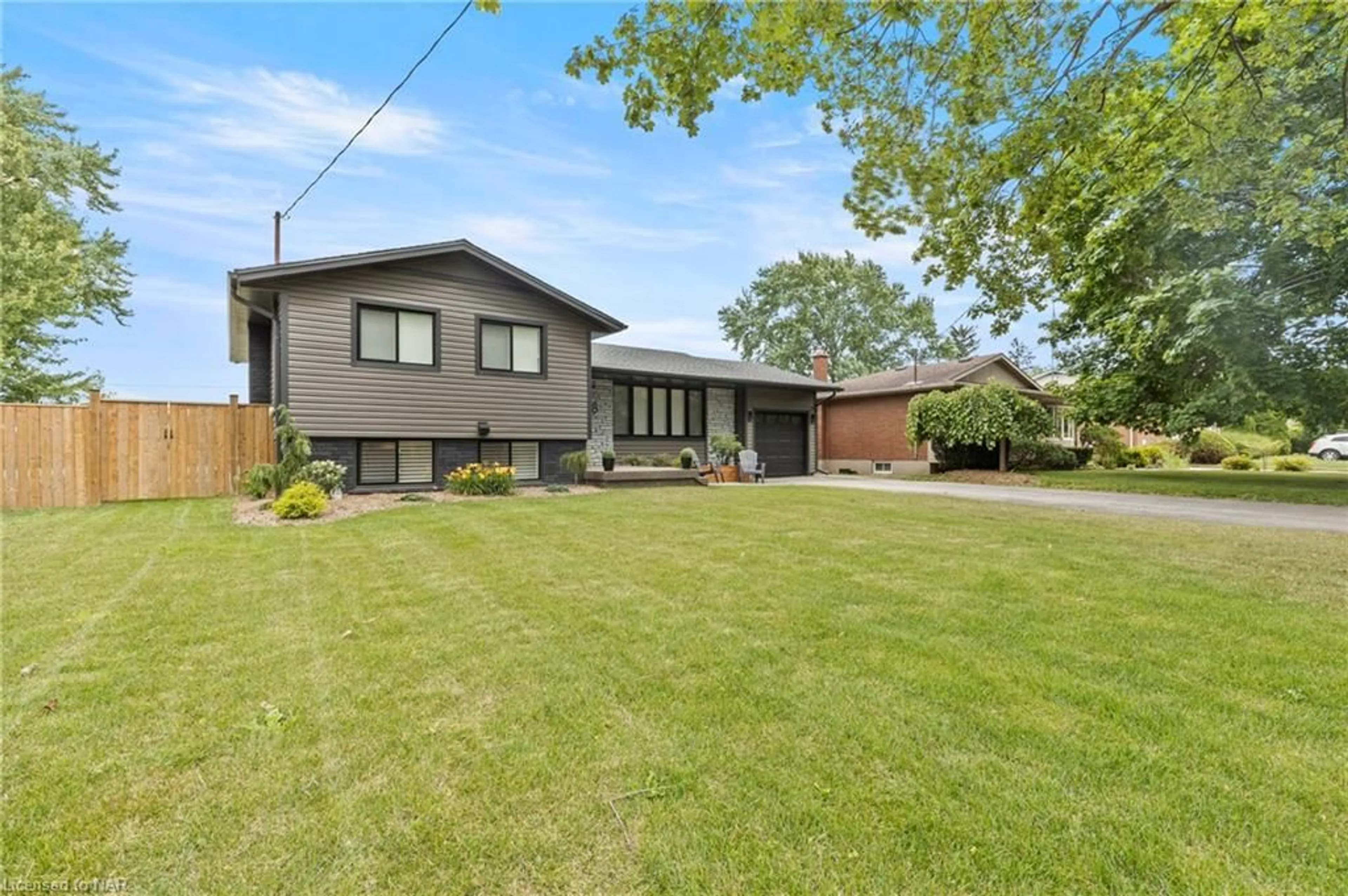 Frontside or backside of a home for 28 Neptune Dr, St. Catharines Ontario L2M 2S2