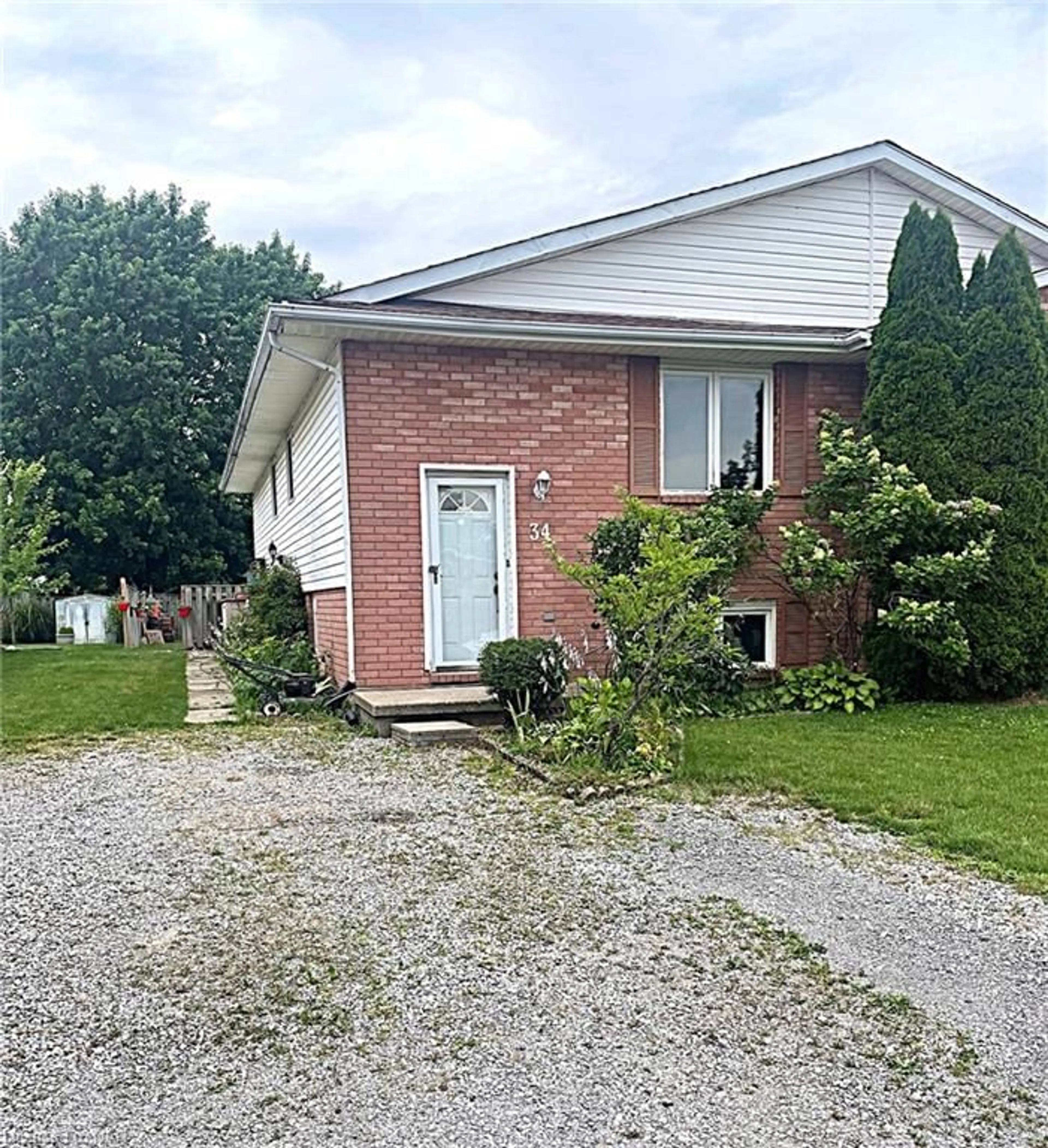 Frontside or backside of a home for 34 Briarsdale Cres, Welland Ontario L3C 6R8