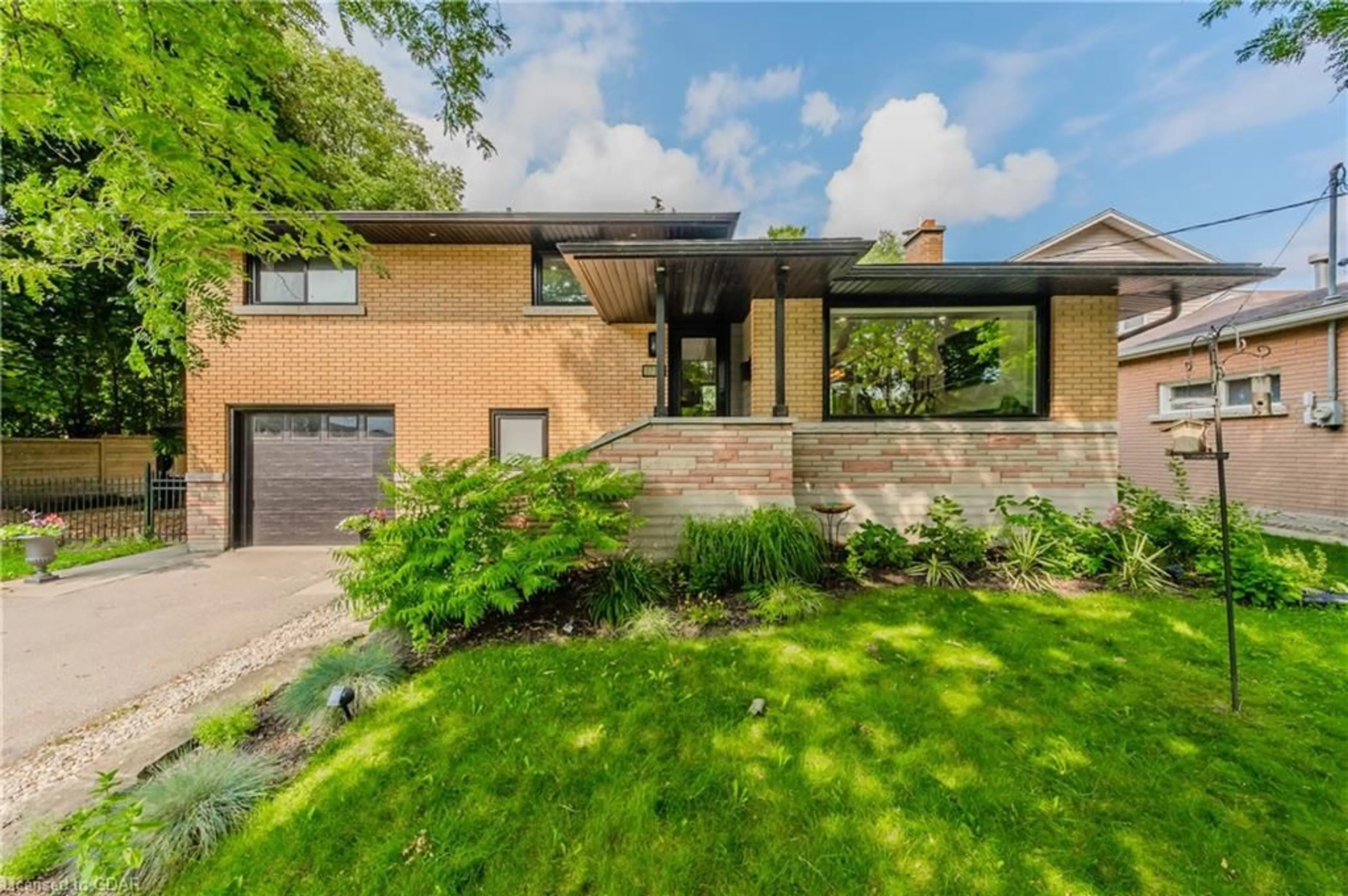 Home with brick exterior material for 1735 Queenston Rd, Cambridge Ontario N3H 3M3