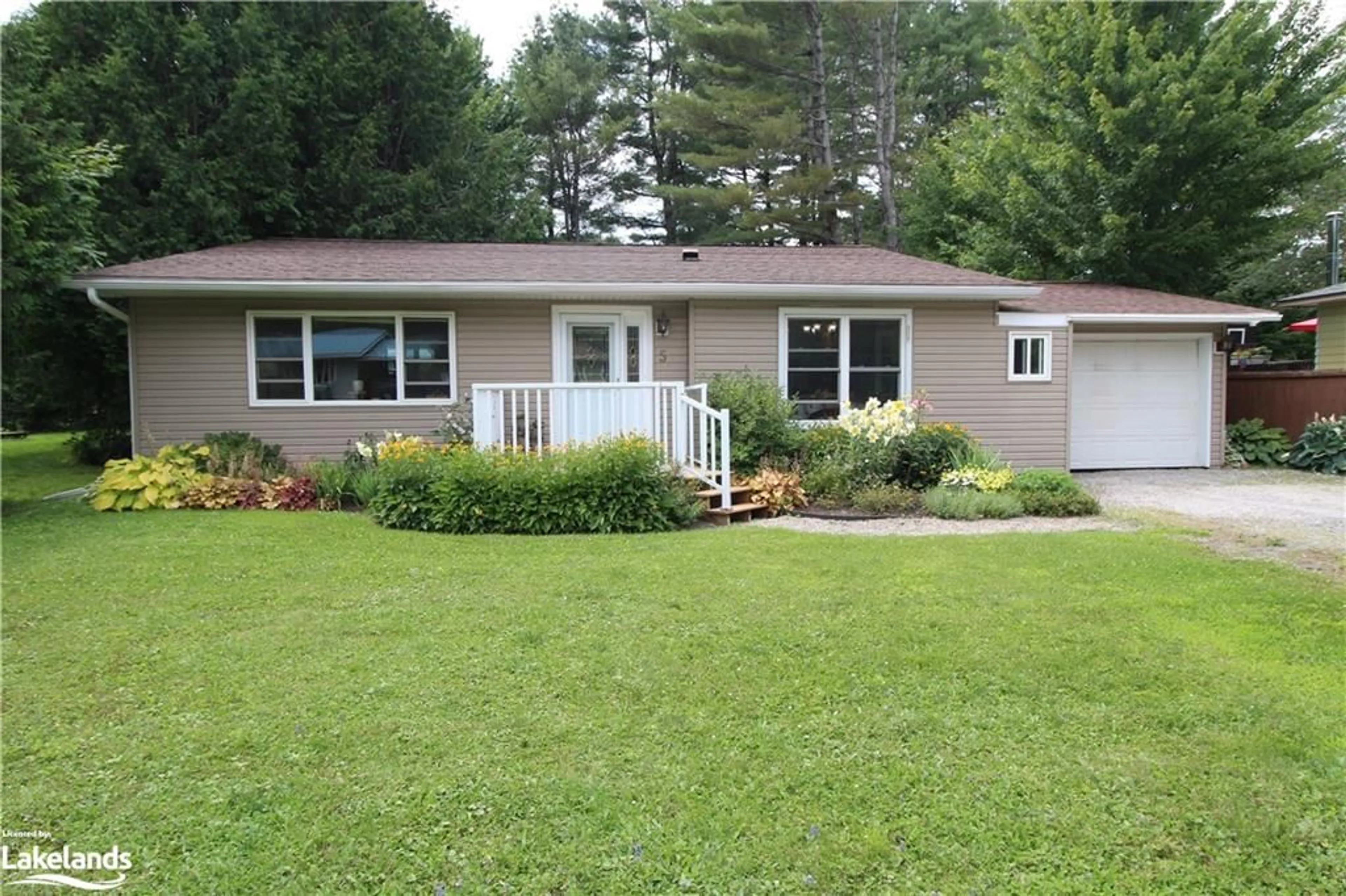 Cottage for 5 Pinewood Dr, Bracebridge Ontario P1L 1K8