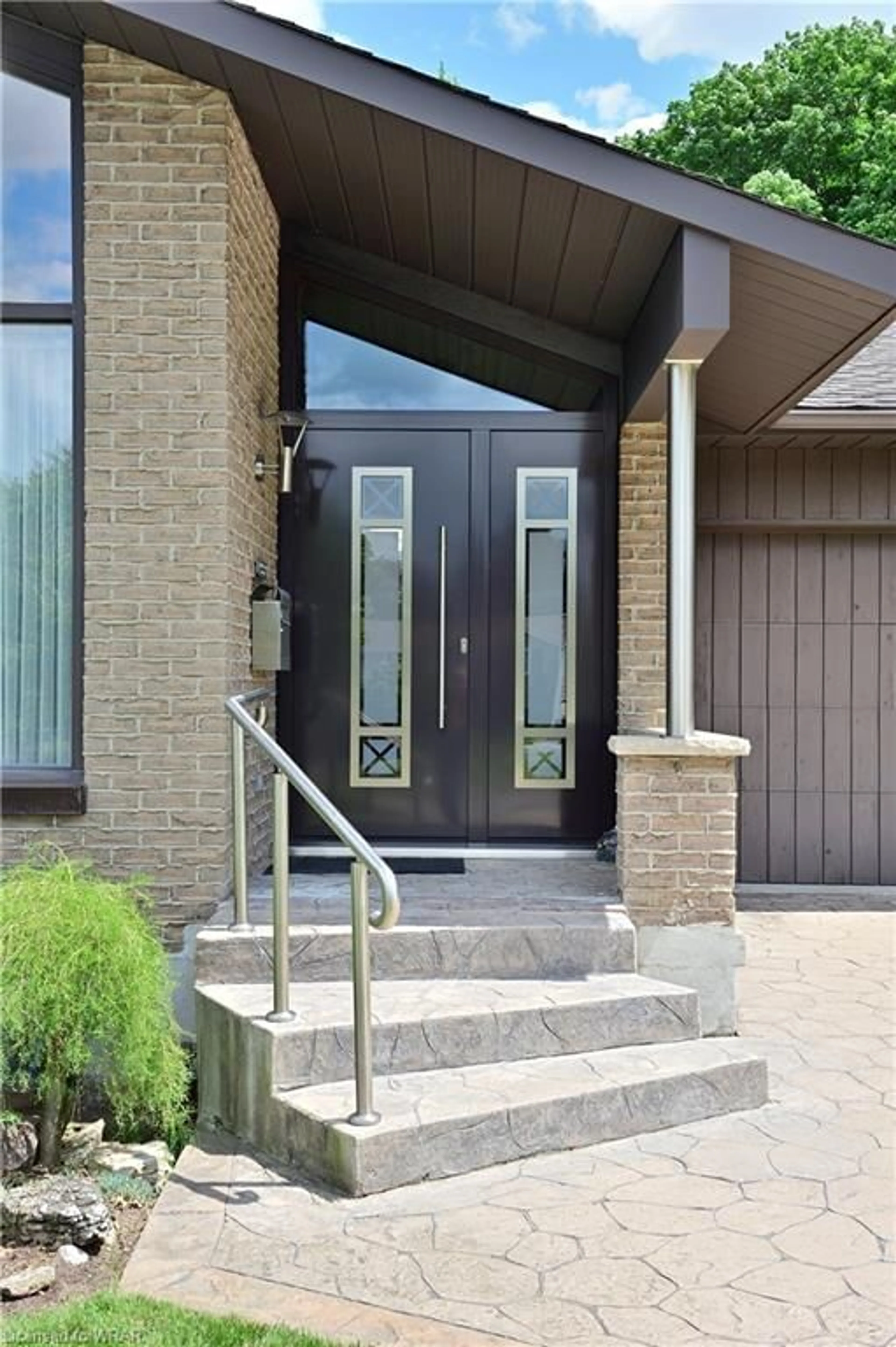 Indoor entryway for 40 Sandsprings Crt, Kitchener Ontario N2E 2A4