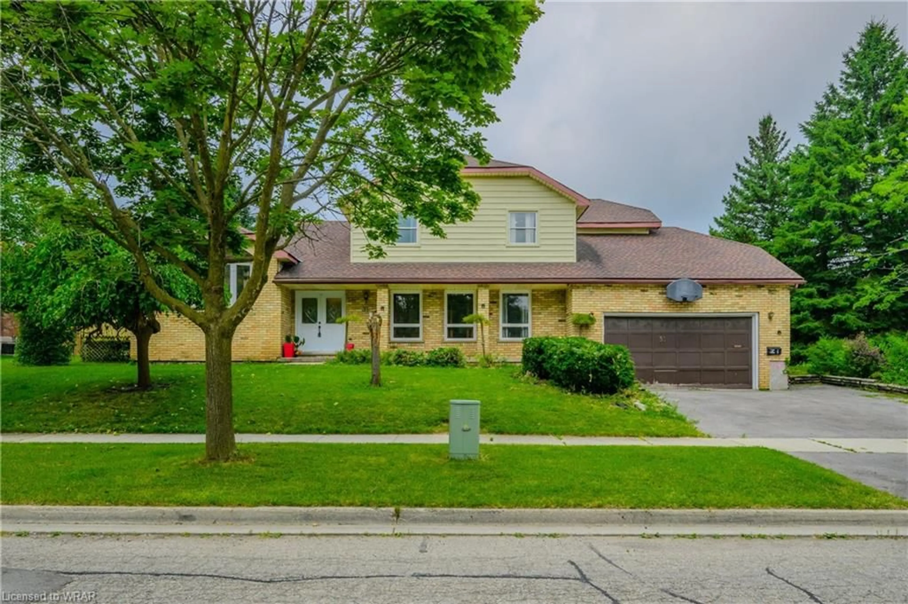 Frontside or backside of a home for 31 Albion St, Kitchener Ontario N2E 2R9