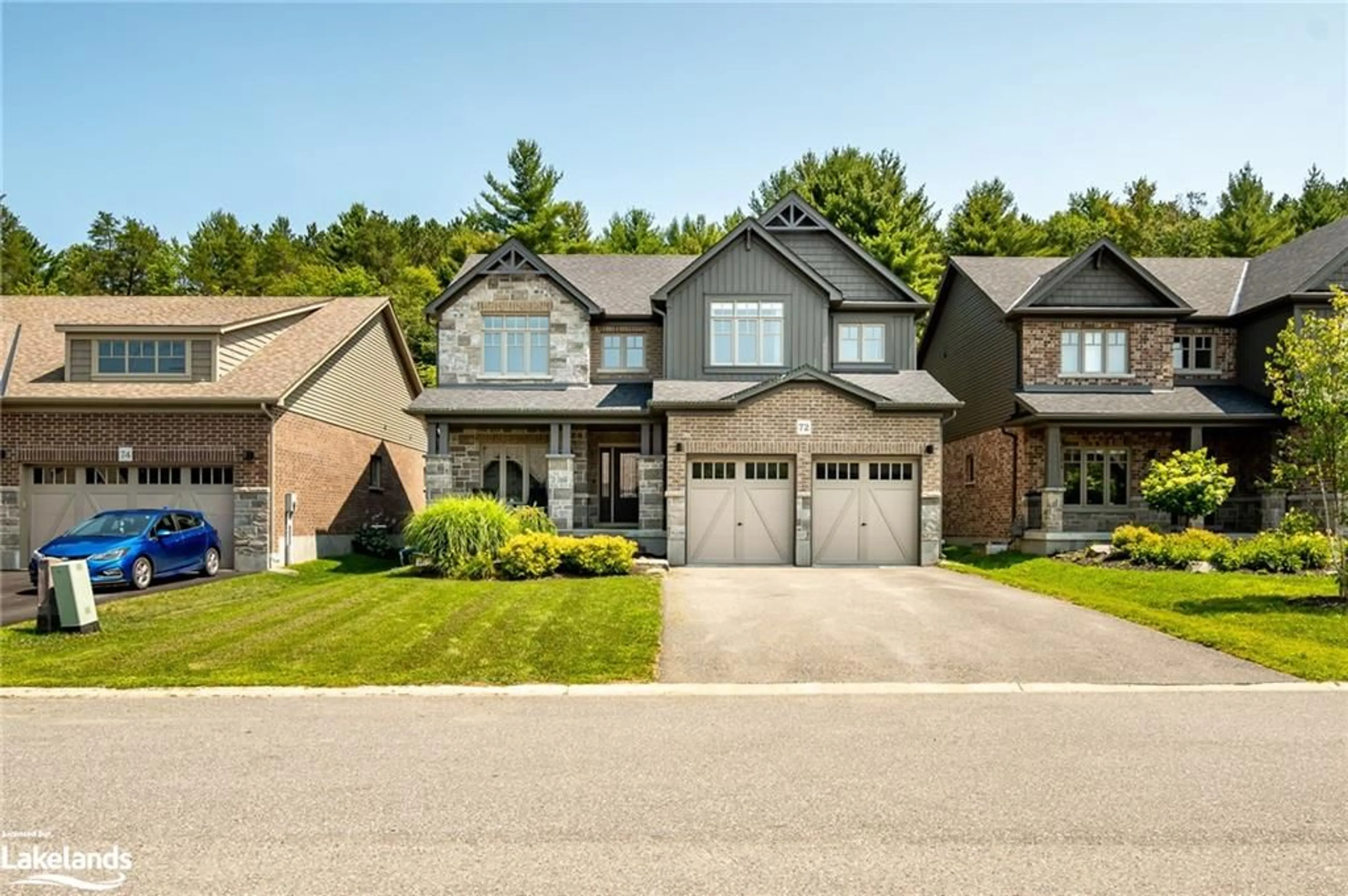 Frontside or backside of a home for 72 Selkirk Dr, Huntsville Ontario P1H 2N8