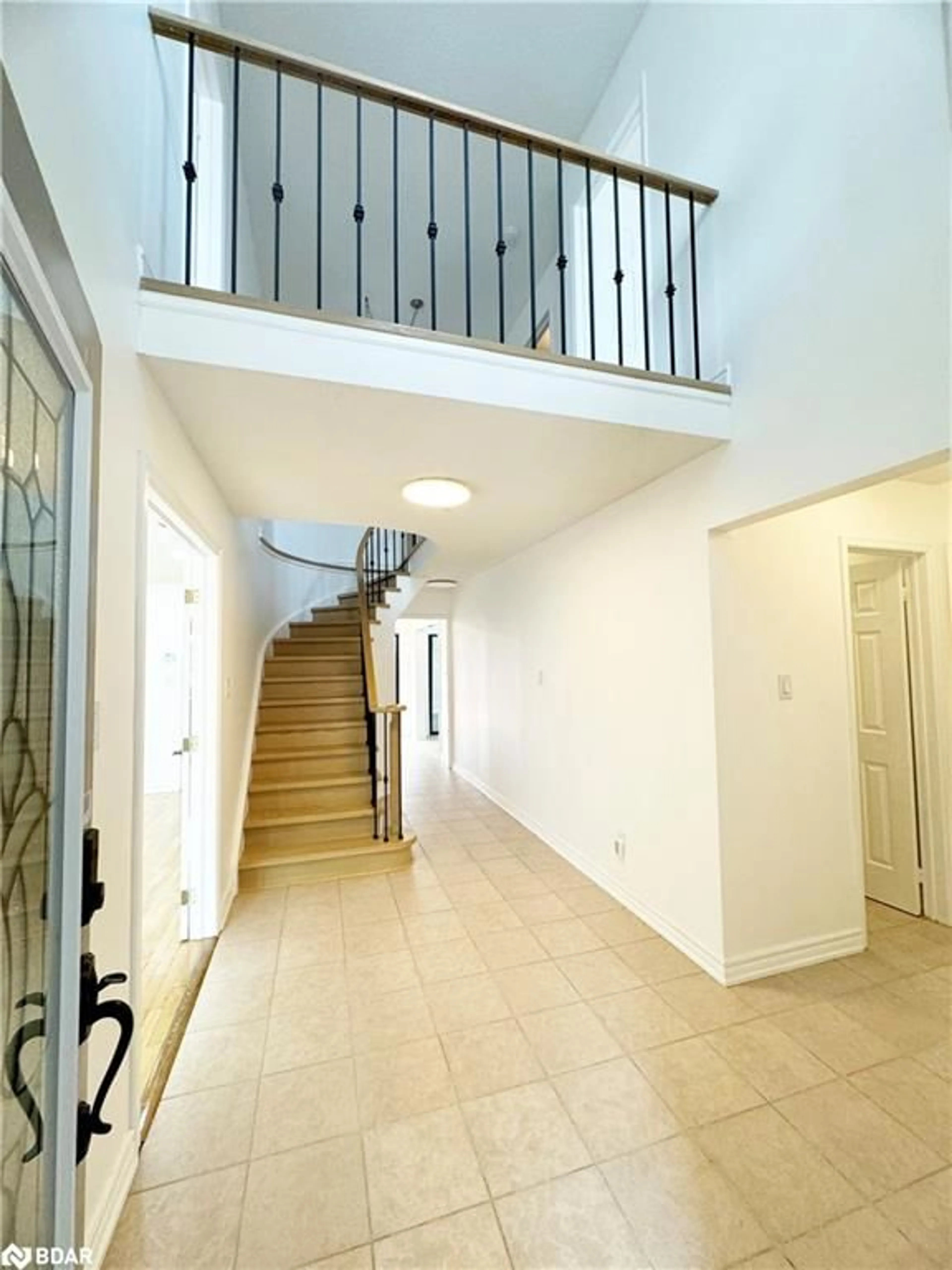 Indoor foyer for 6 Carruthers Cres, Barrie Ontario L4M 6A5