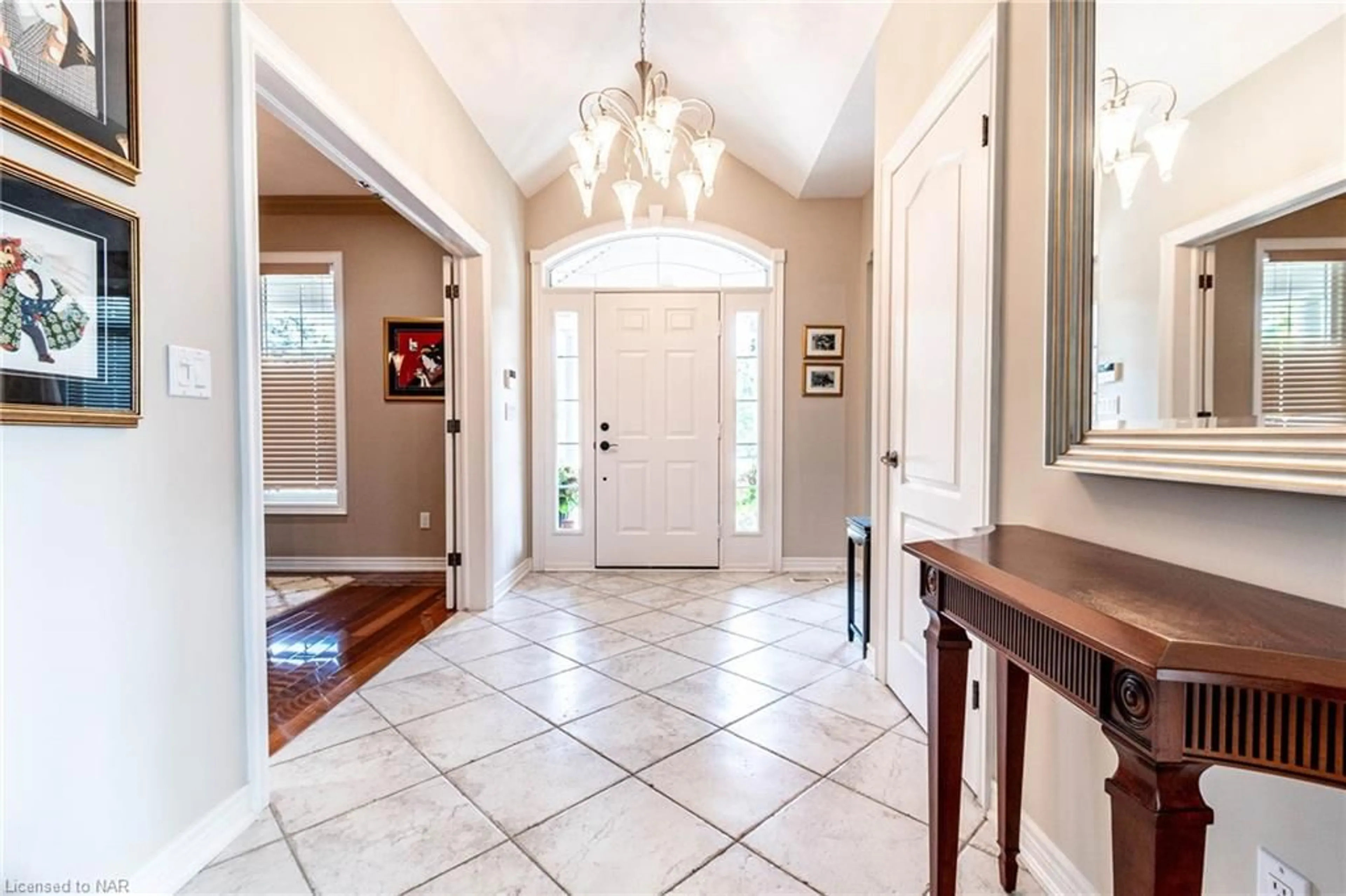 Indoor entryway, wood floors for 32 Timmsdale Cres, Fonthill Ontario L0S 1E5