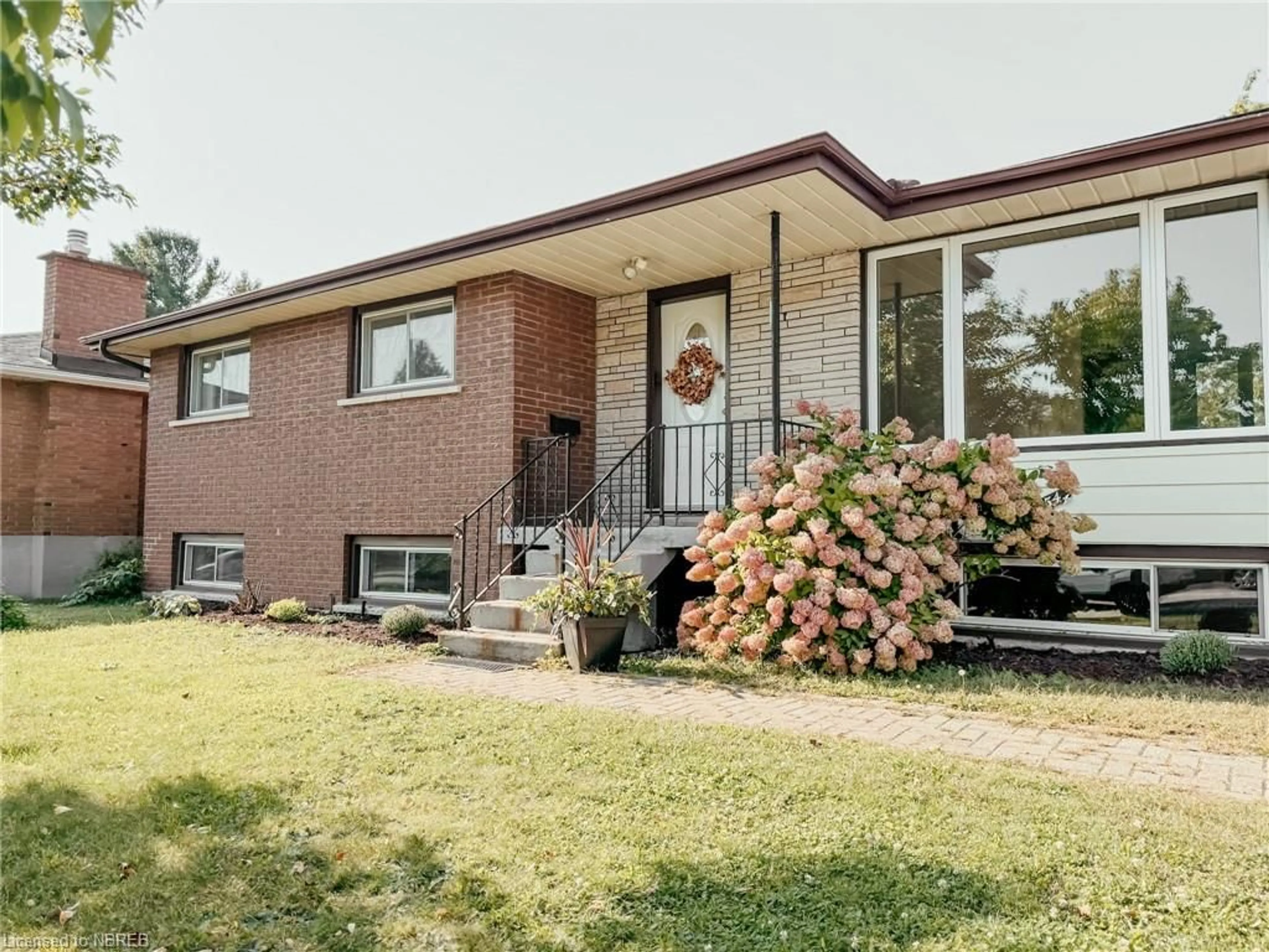 Home with brick exterior material for 2544 Sandra Ave, North Bay Ontario P1B 7W8