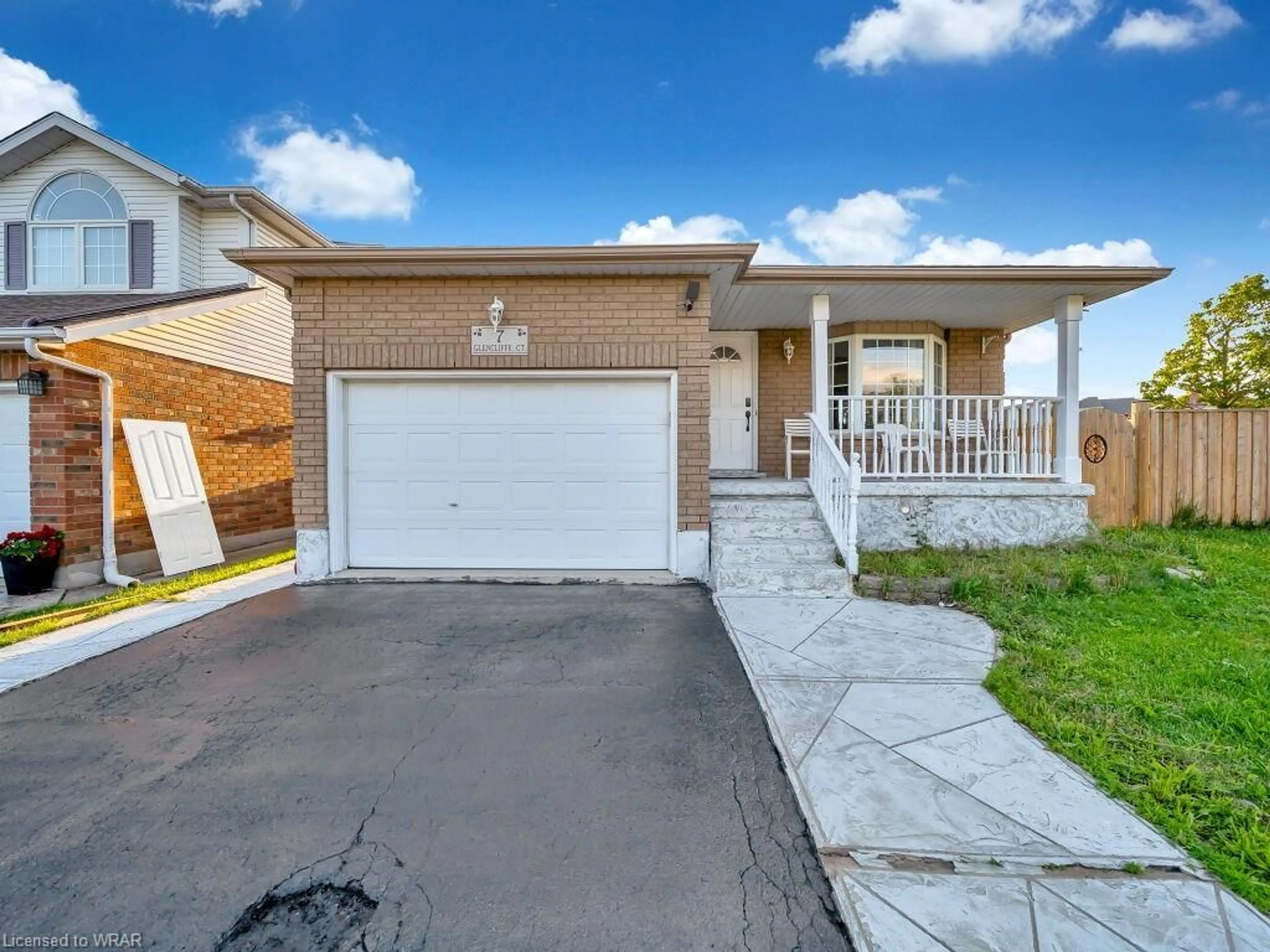 Frontside or backside of a home for 7 Glencliffe Crt, Kitchener Ontario N2B 3W3