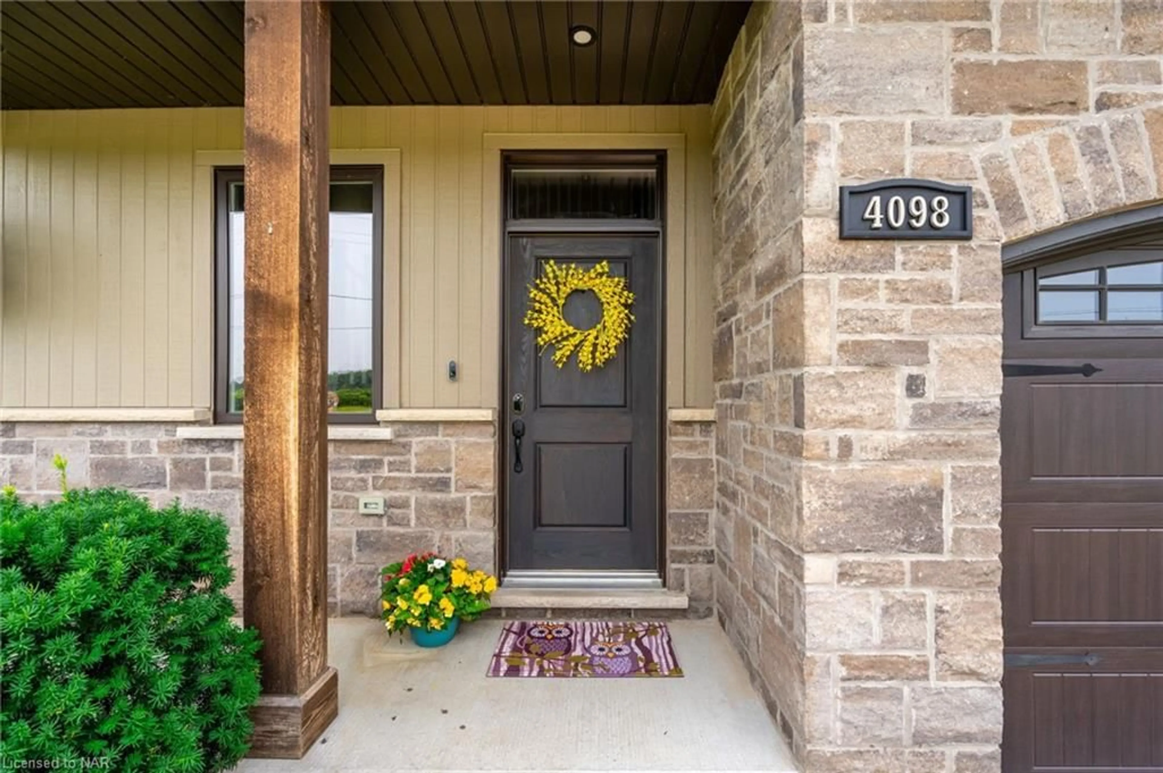 Indoor entryway, wood floors for 4098 Twenty Third St, Vineland Ontario L0R 2C0