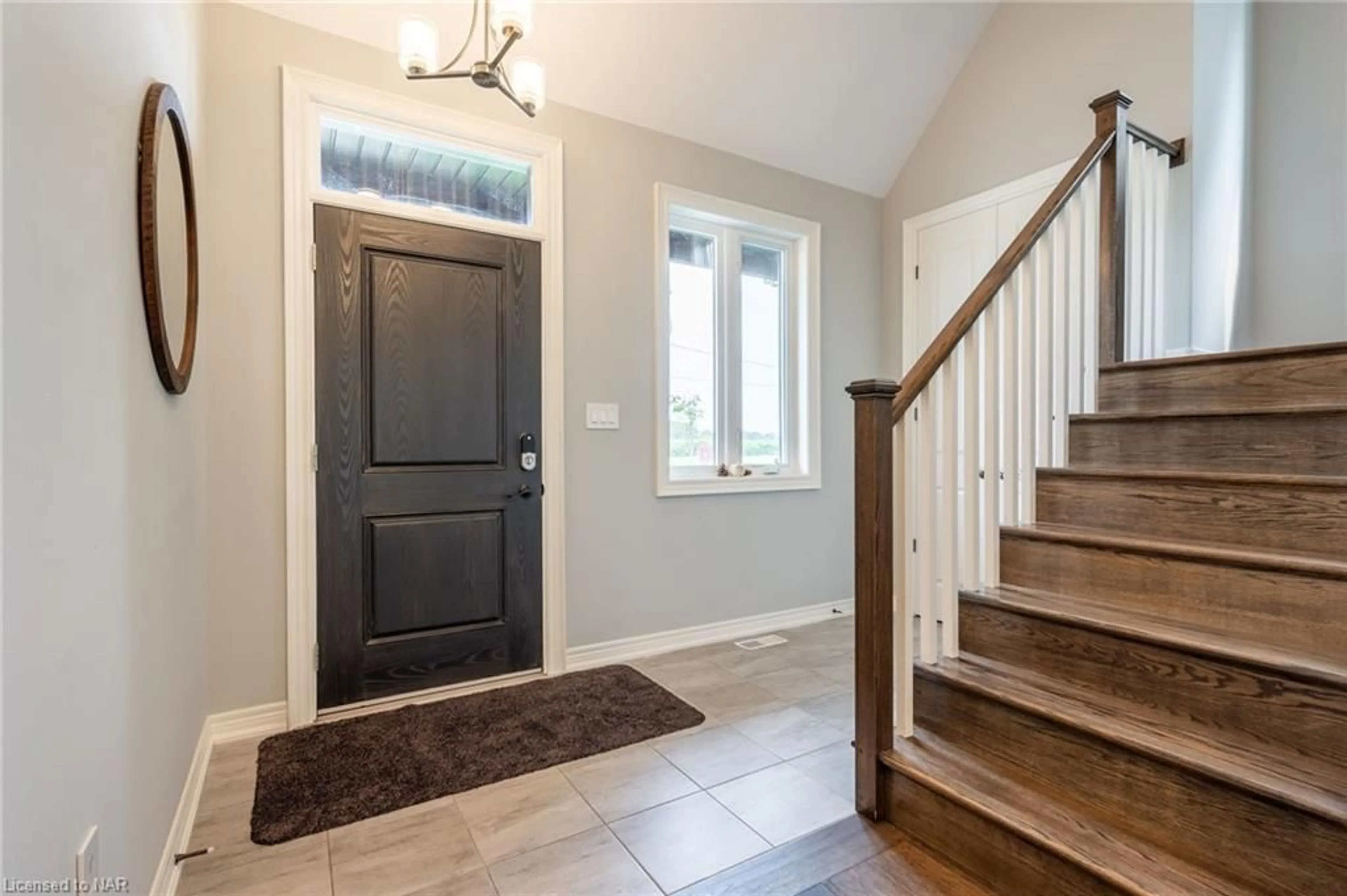 Indoor entryway, wood floors for 4098 Twenty Third St, Vineland Ontario L0R 2C0