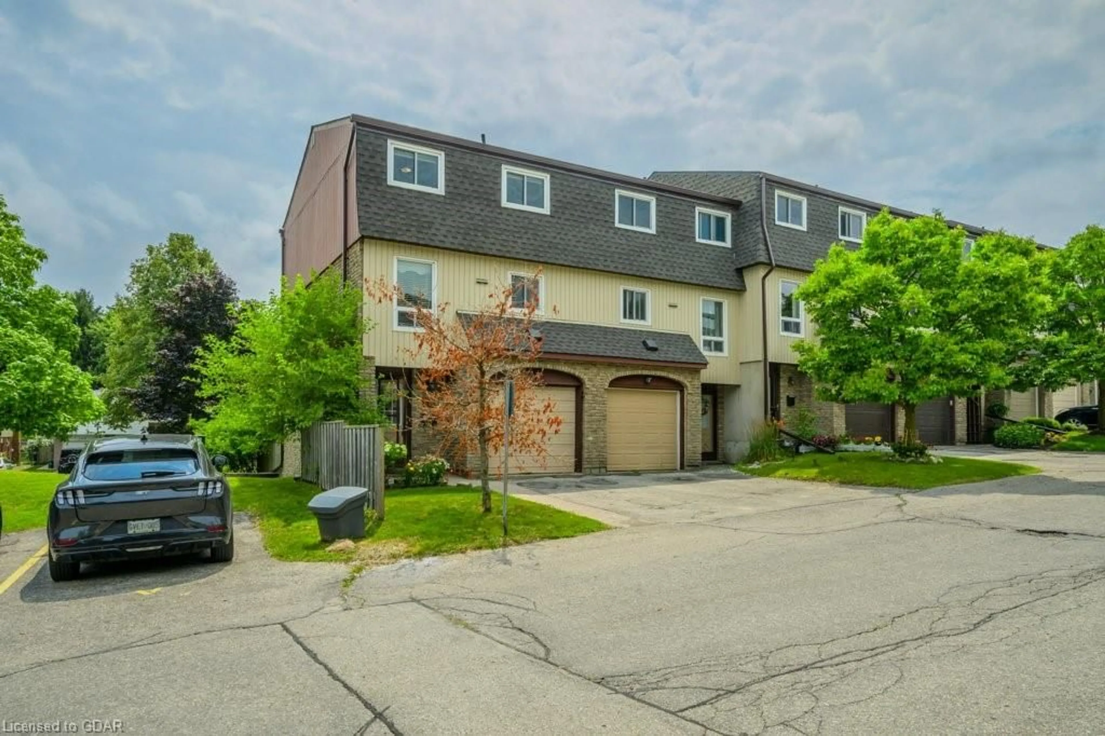 A pic from exterior of the house or condo for 80 Old Country Dr #35, Kitchener Ontario N2E 2E5