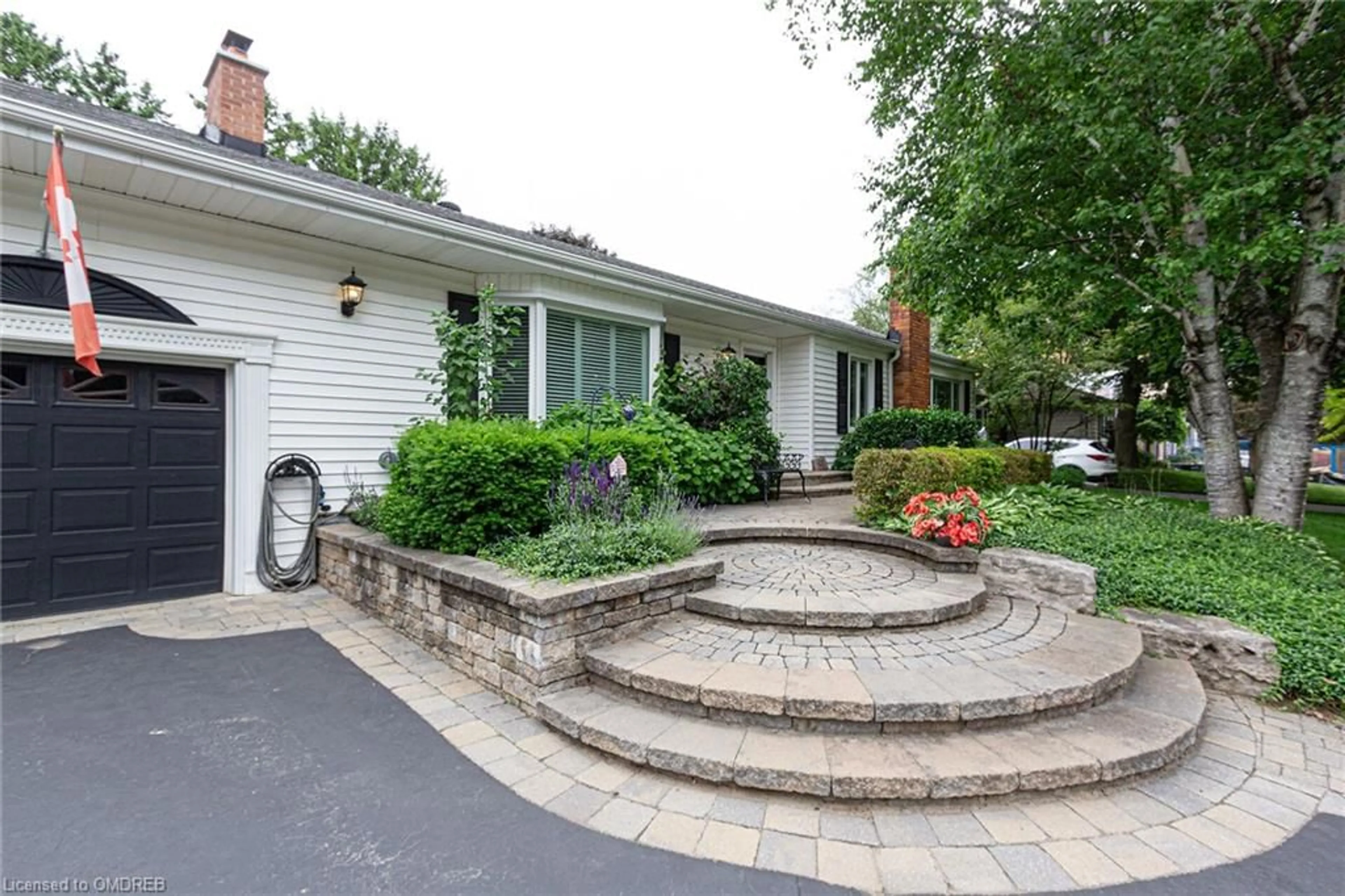 Patio for 237 Tuck Dr, Burlington Ontario L7L 2P9