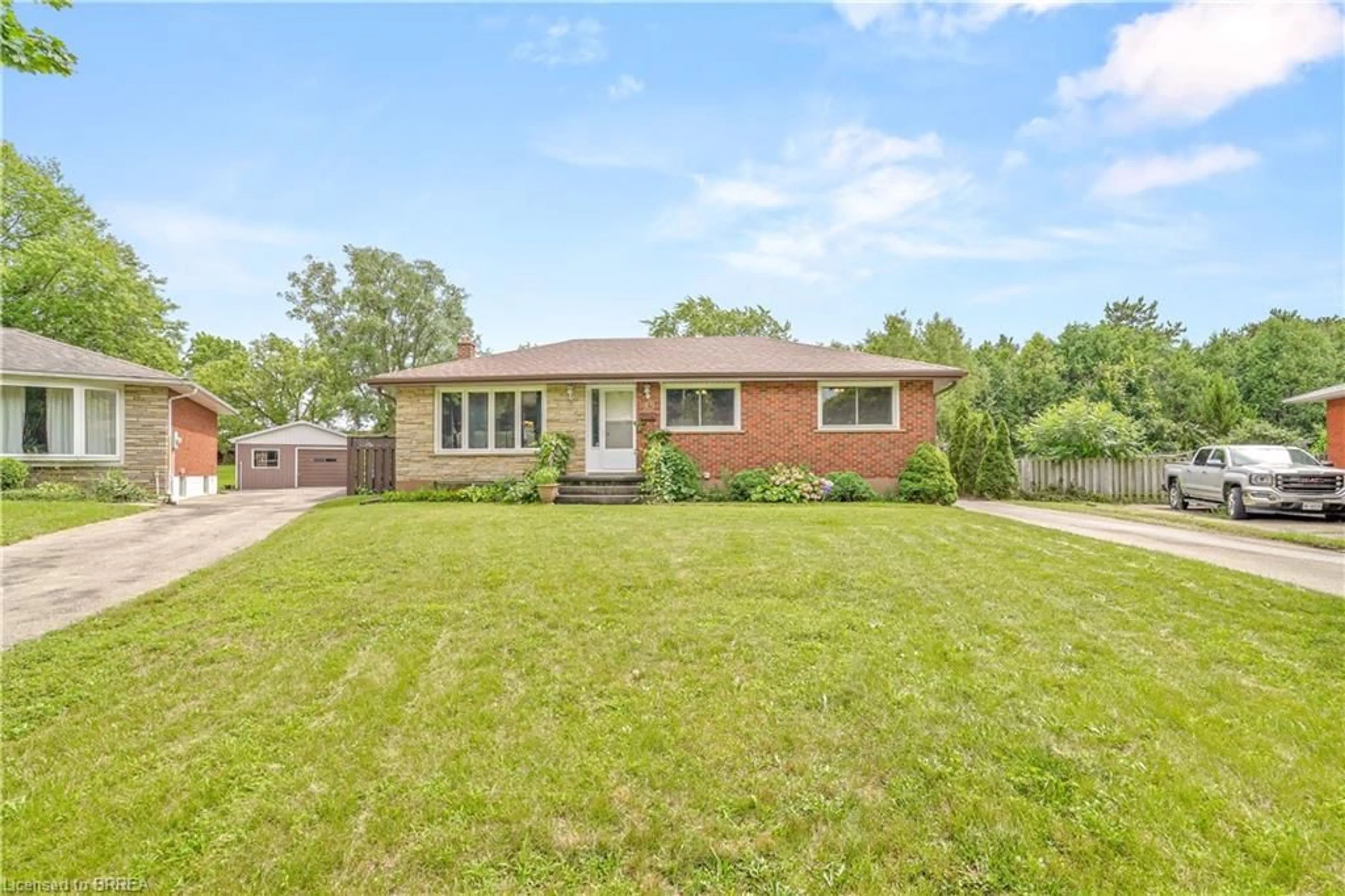 Frontside or backside of a home for 49 Wiltshire Dr, Brantford Ontario N3R 5B1