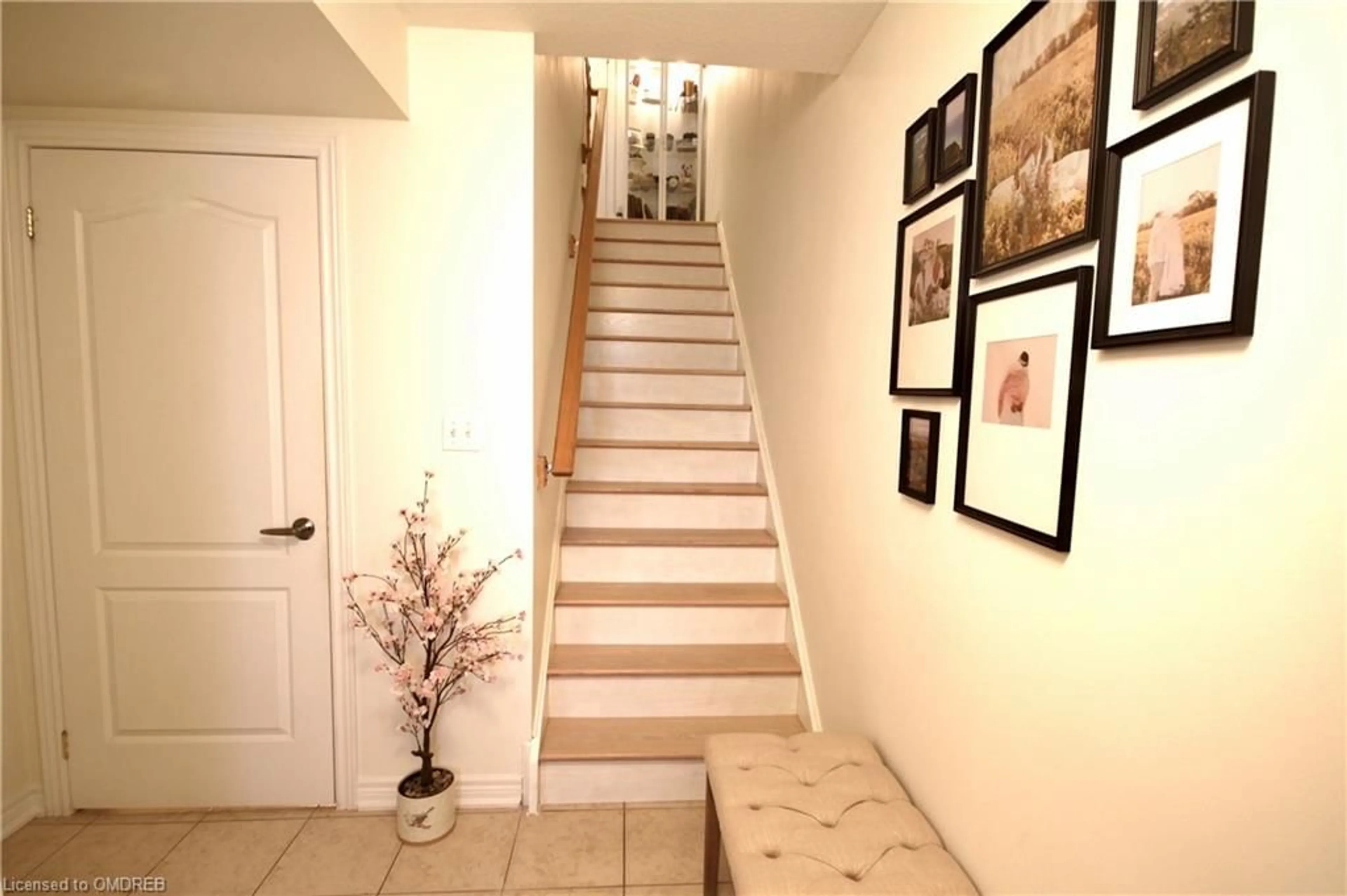 Indoor foyer for 154 Truedell Cir, Waterdown Ontario L8B 0T1