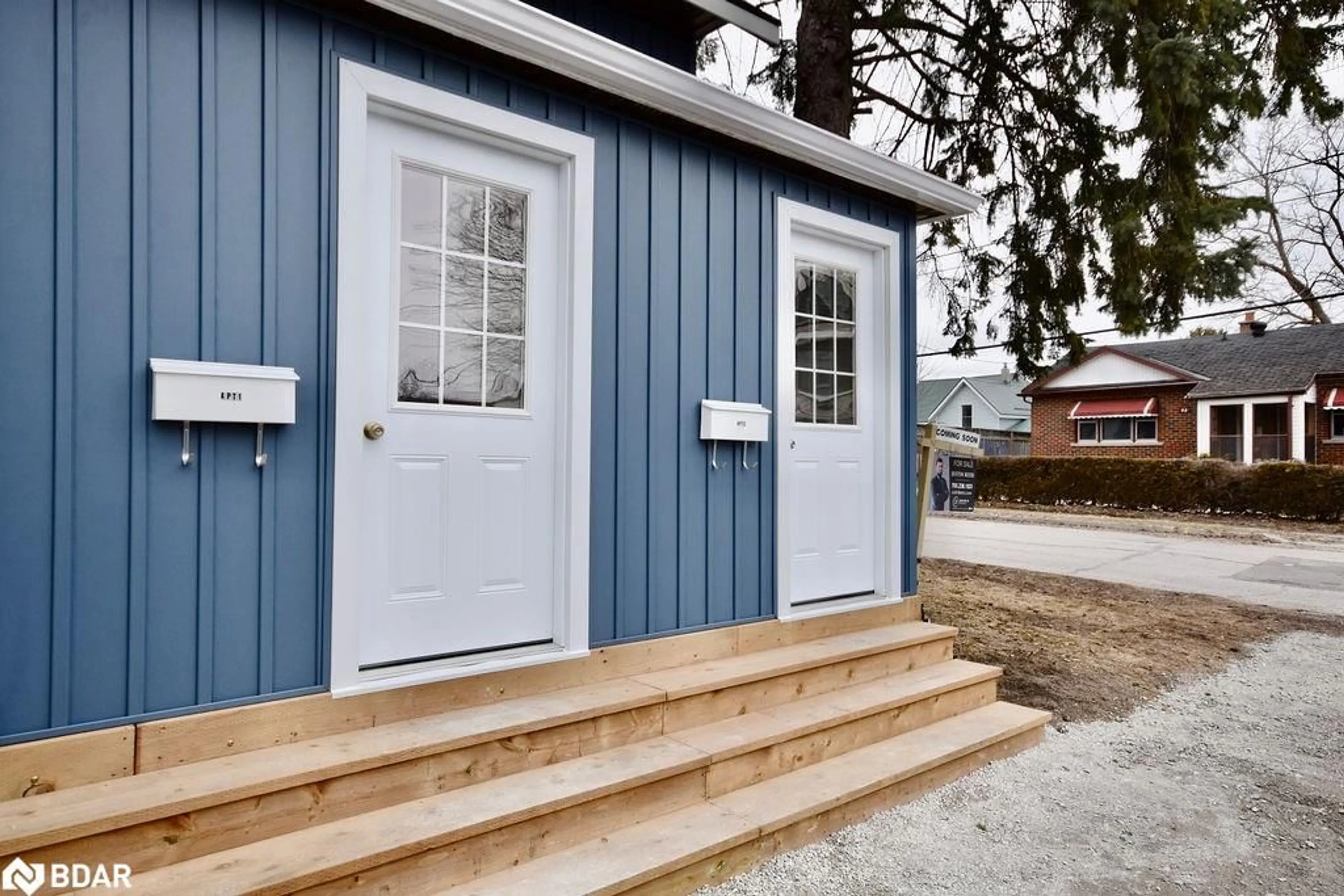 Home with vinyl exterior material for 49 Victoria Street, Orillia Ontario L3V 2V7